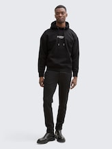 Relaxed Hoodie Sweatshirt mit Logo-Print - Black - Model-Vorderansicht