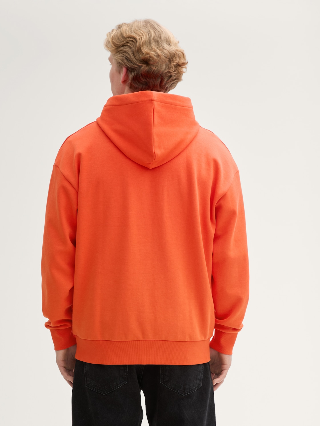 Relaxed Fit Hoodie Sweatshirt mit Reißverschluss - deep fiery orange - Auschnitt Model-Rückansicht