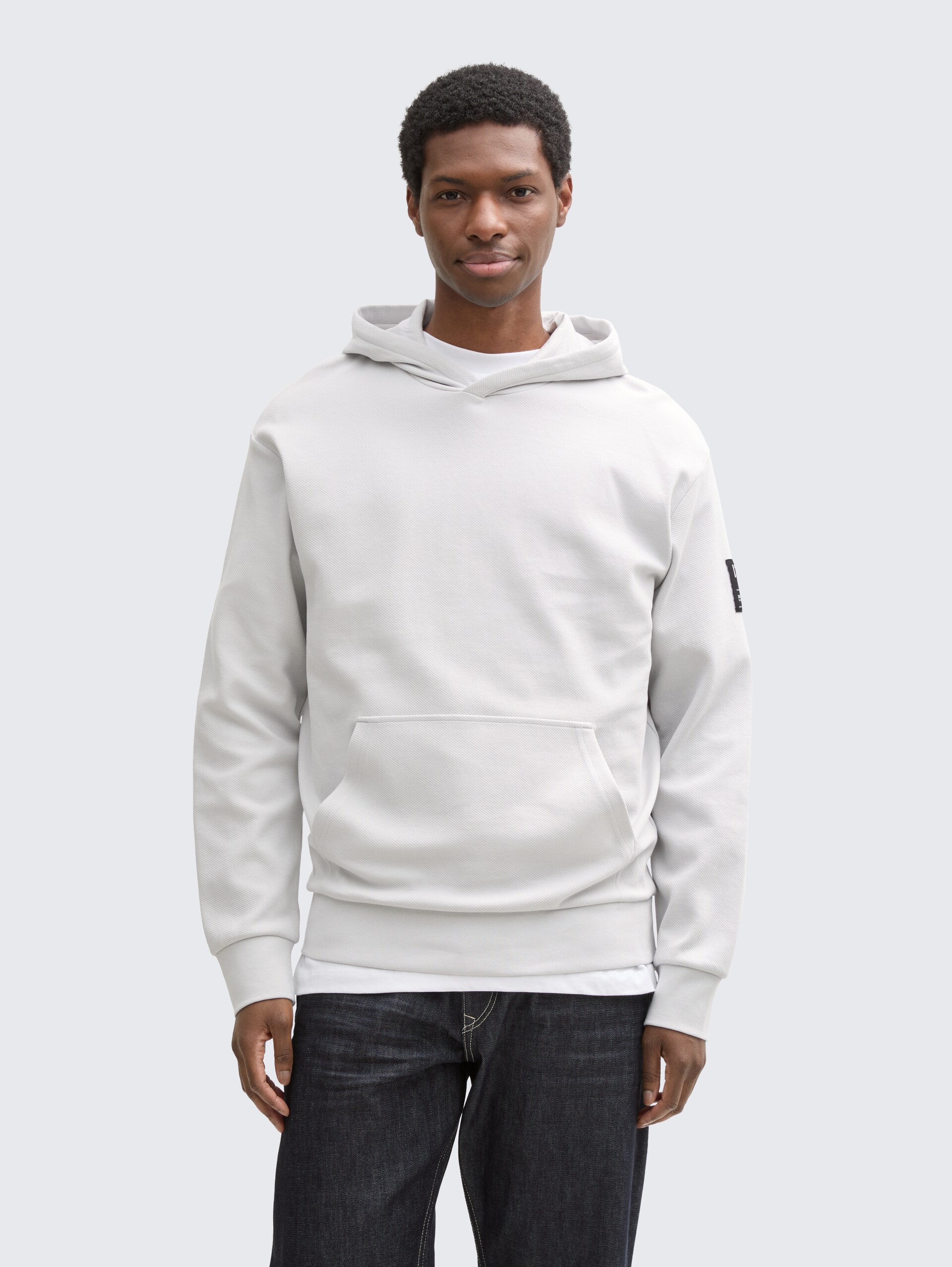 Hoodie Sweatshirt - Chalk Grey - Ausschnitt Model-Vorderansicht