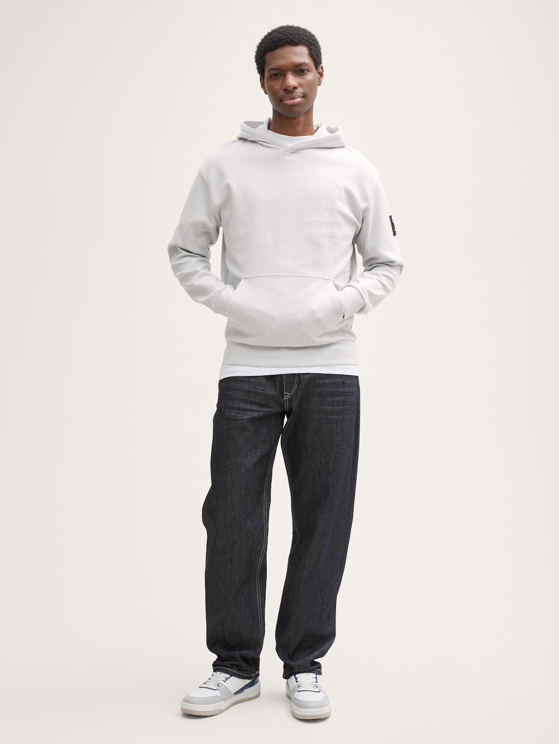 Hoodie Sweatshirt - Chalk Grey - Model-Vorderansicht