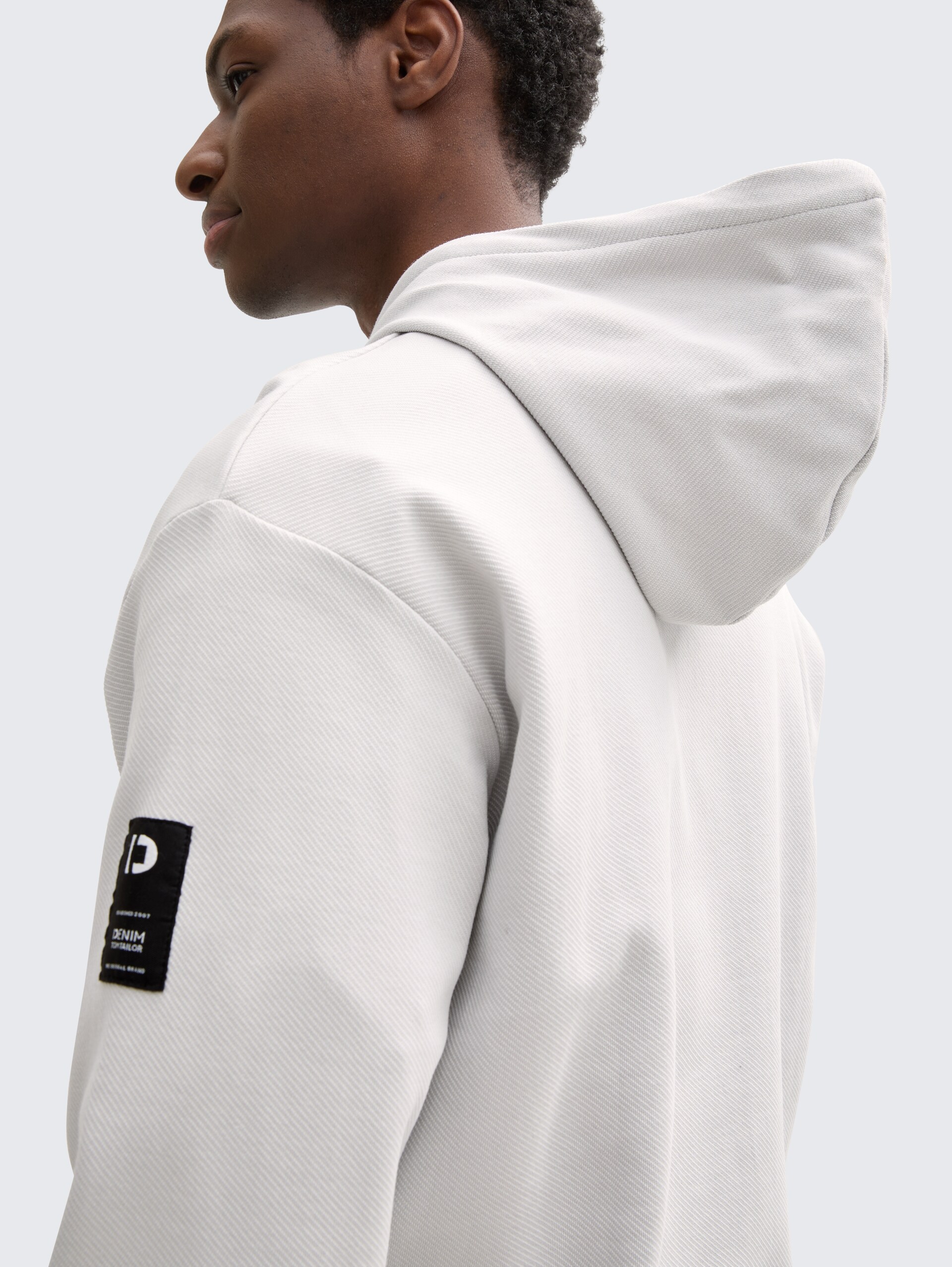 Hoodie Sweatshirt - Chalk Grey - Detail-Model-Ansicht