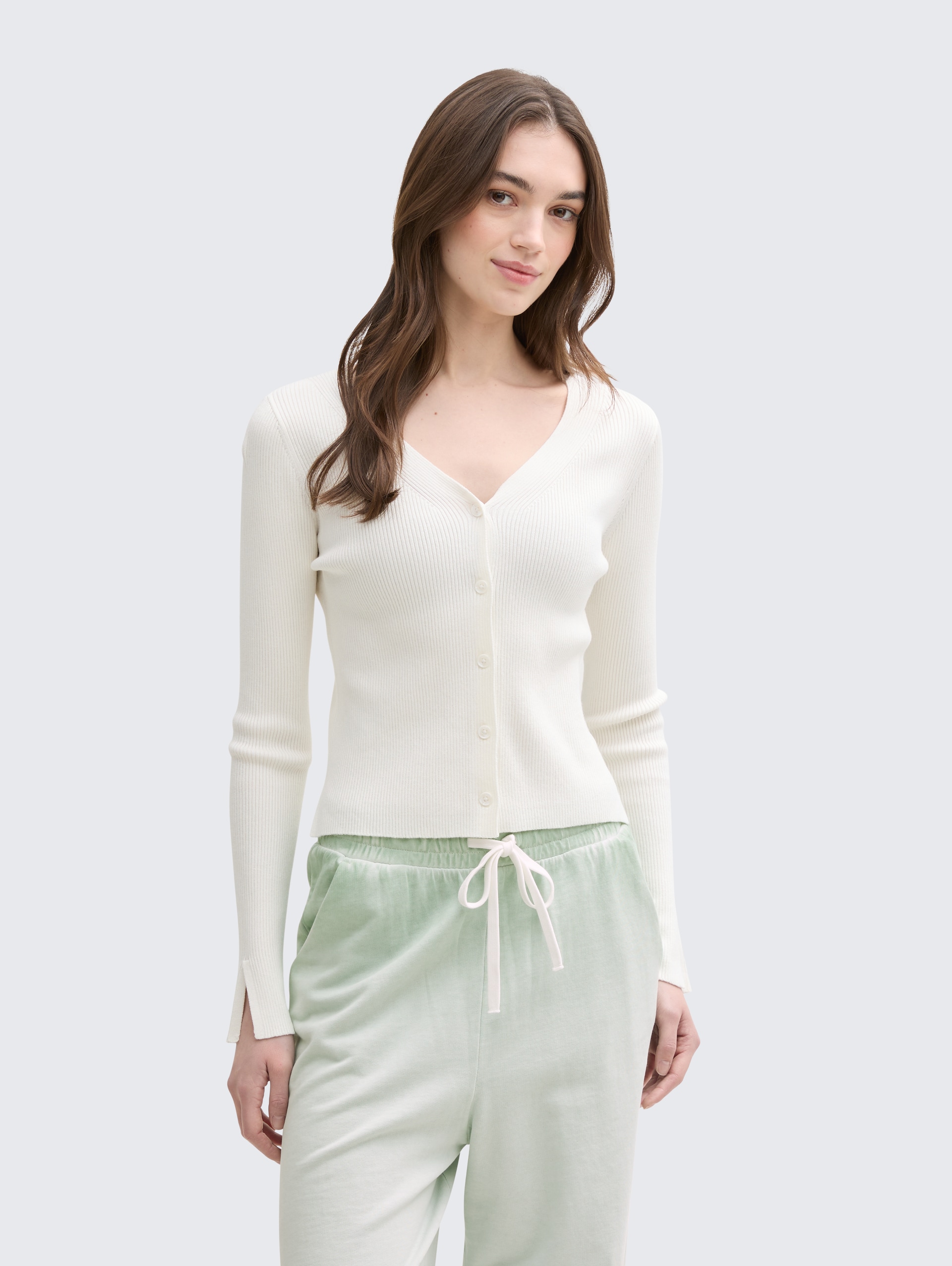 Ripp Cardigan mit Ärmelschlitzen - off white - Ausschnitt Model-Vorderansicht