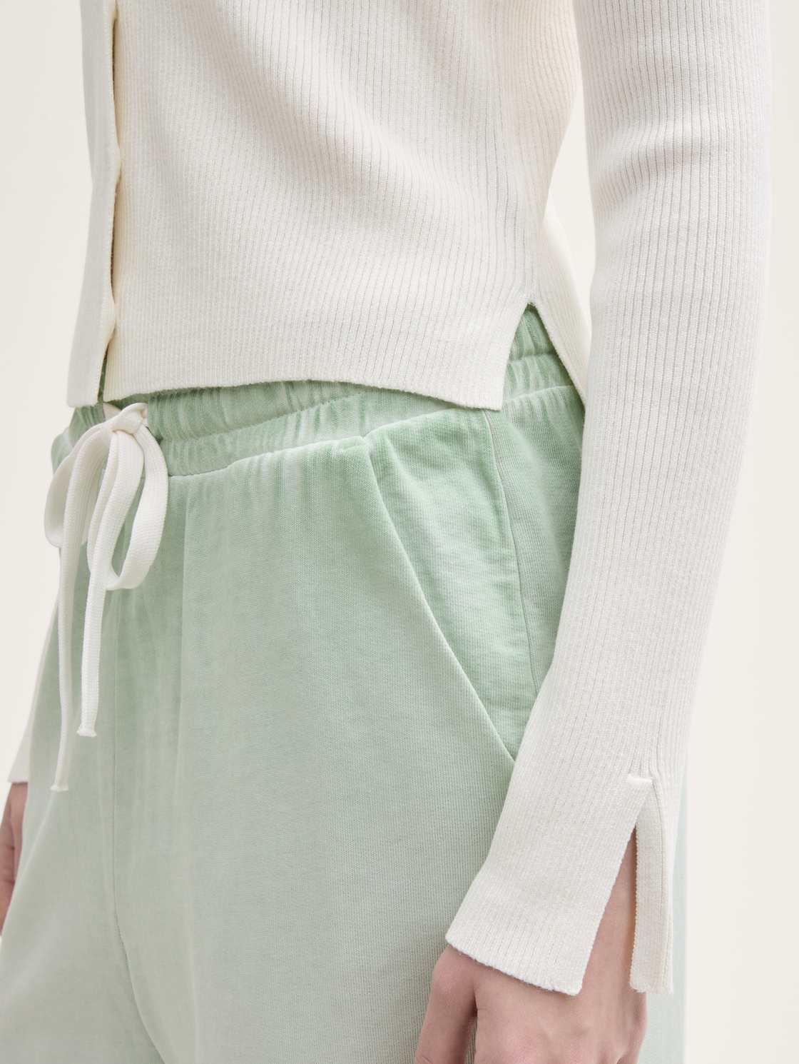 Ripp Cardigan mit Ärmelschlitzen - off white - Detail-Model-Ansicht