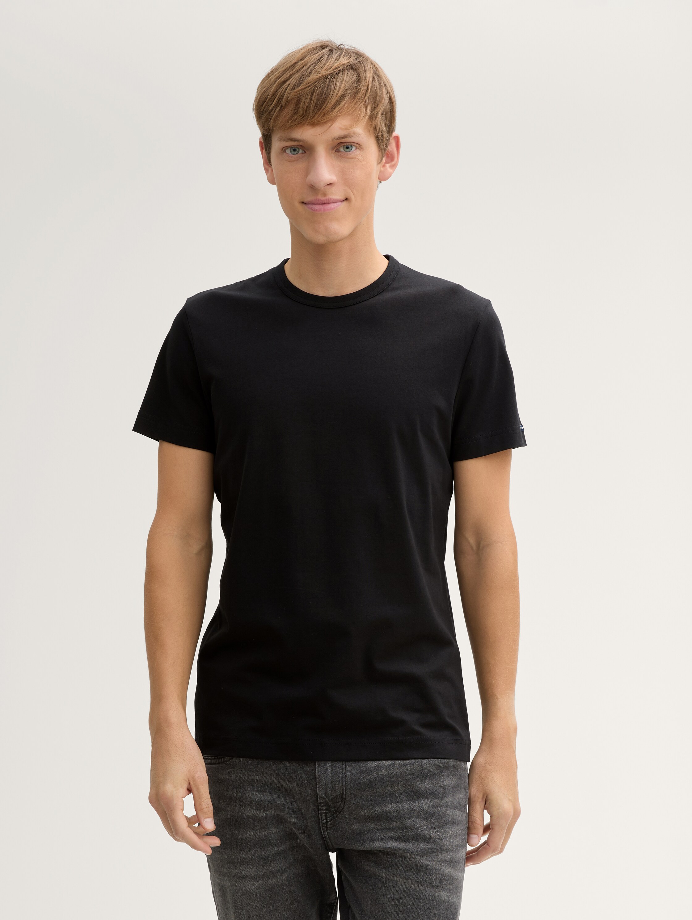 Slim fit T-shirt with stretch - black - 