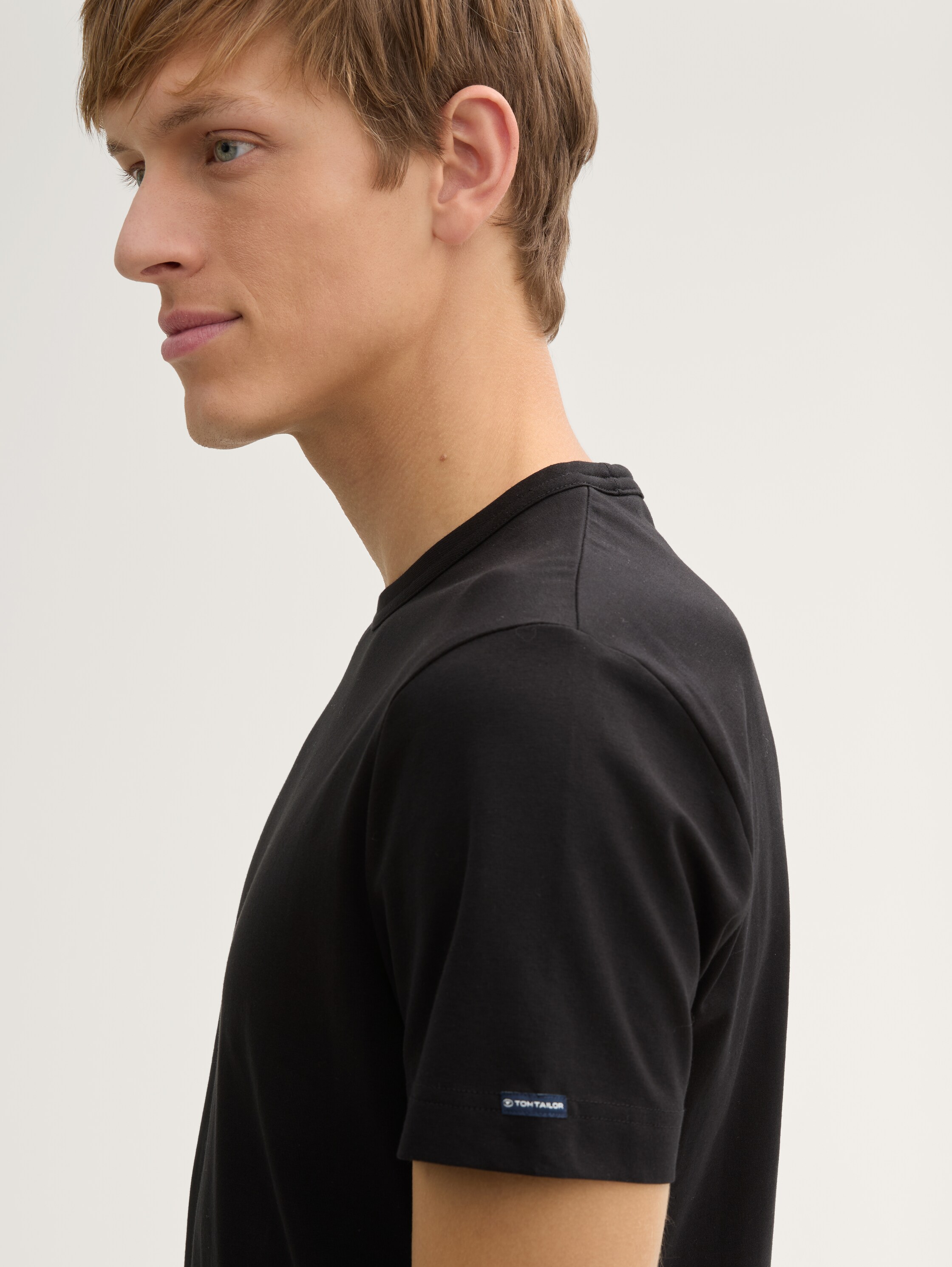 Slim fit T-shirt with stretch - black - 
