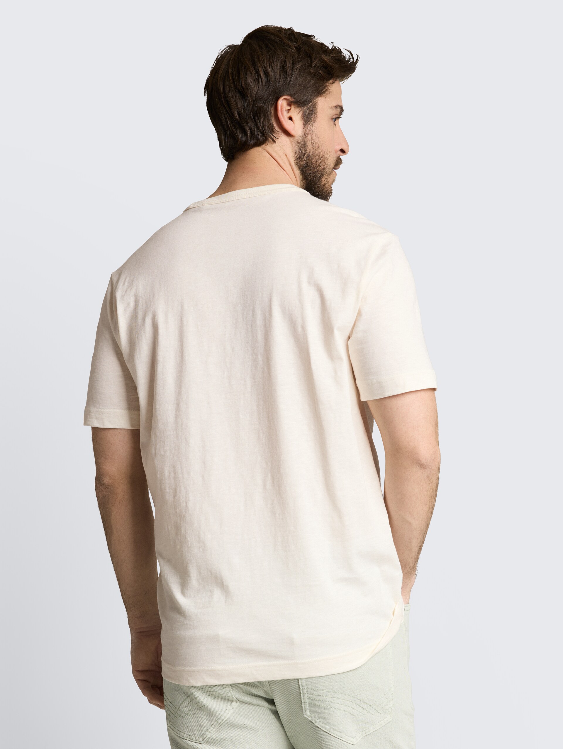 Basic cotton T-shirt - Gardenia White - Neckline model-back view