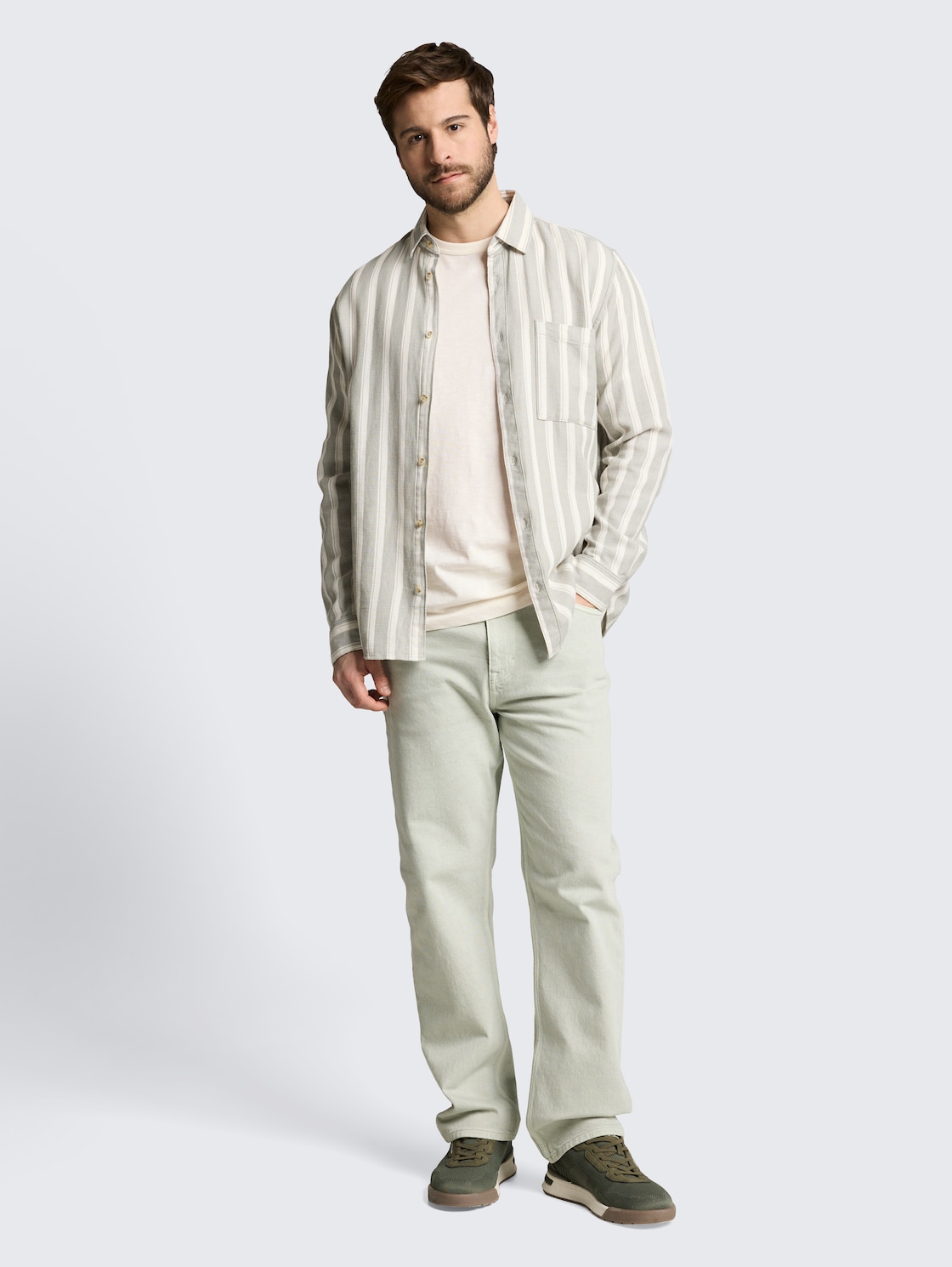 Basic T-Shirt aus Baumwolle - Gardenia White - Model-Vorderansicht