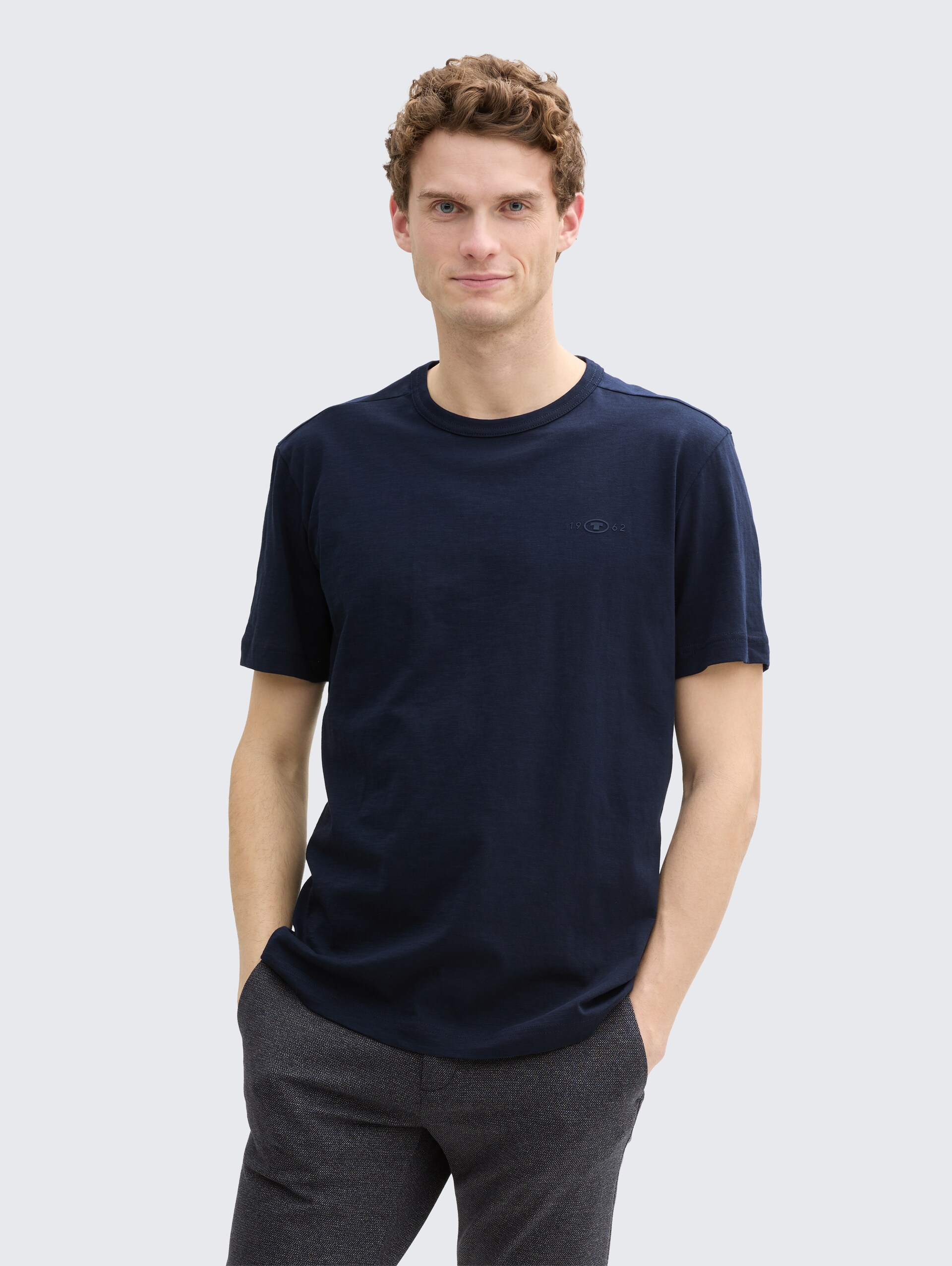 Basic T-Shirt aus Baumwolle - sky captain blue - Ausschnitt Model-Vorderansicht