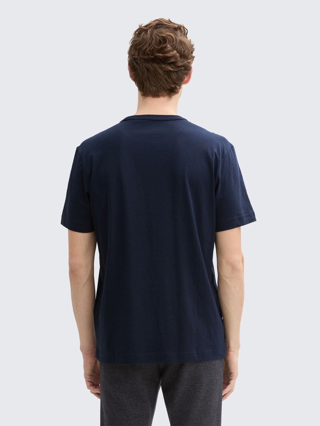 Basic T-Shirt aus Baumwolle - sky captain blue - Auschnitt Model-Rückansicht