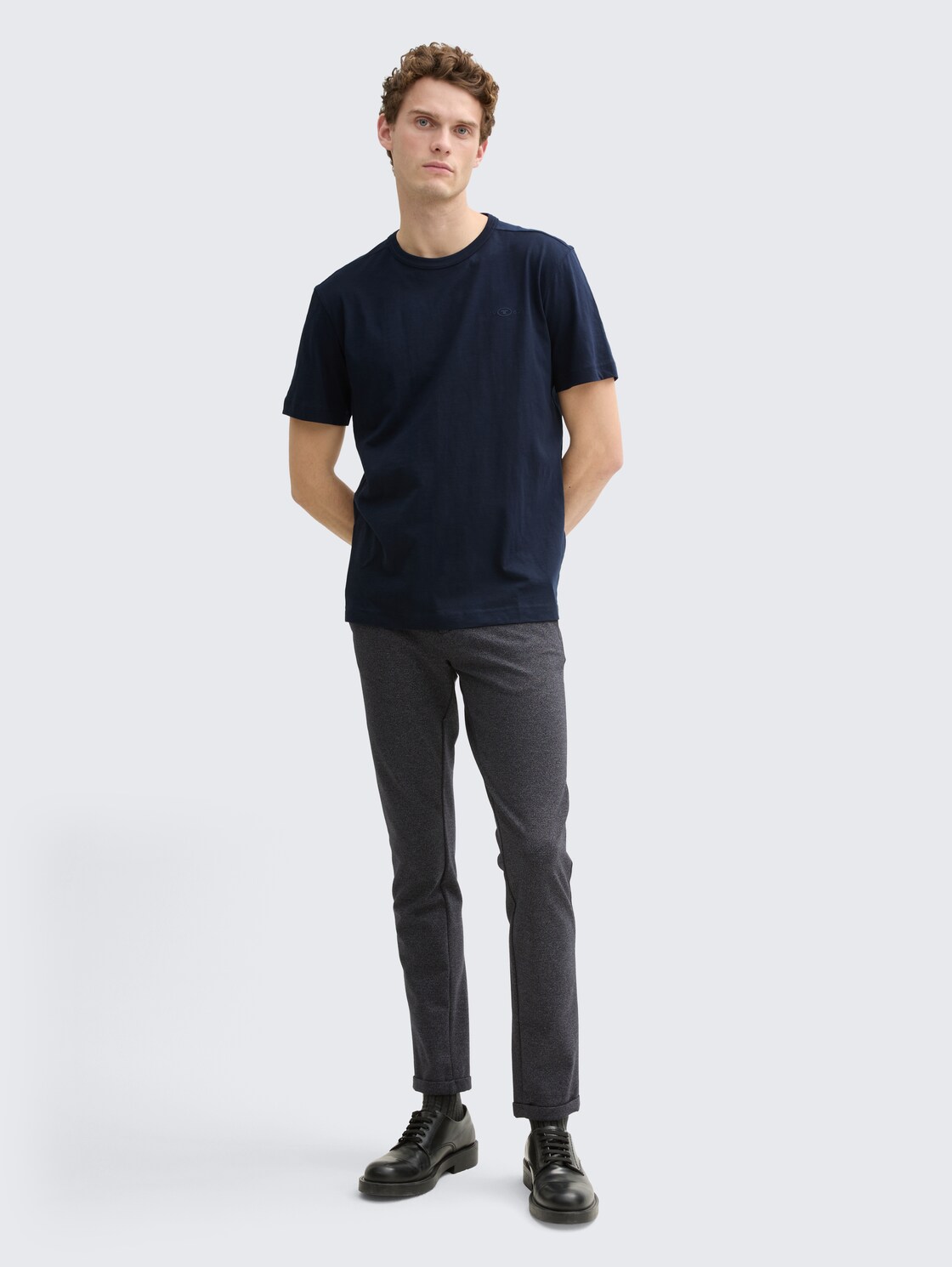 Basic T-Shirt aus Baumwolle - sky captain blue - Model-Vorderansicht