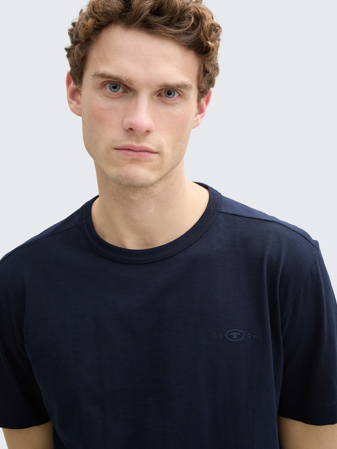 Basic T-Shirt aus Baumwolle - sky captain blue - Detail-Model-Ansicht
