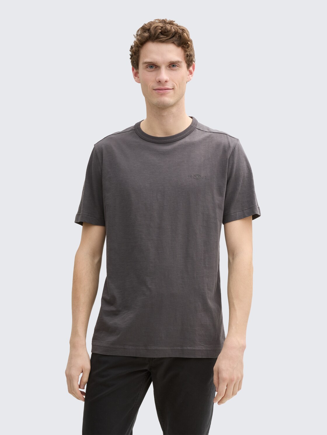 Basic T-Shirt aus Baumwolle - Tarmac Grey - Ausschnitt Model-Vorderansicht