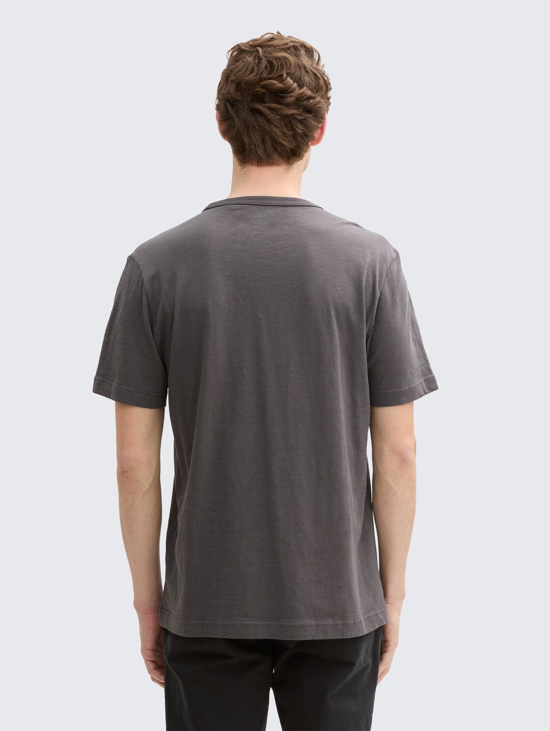 Basic T-Shirt aus Baumwolle - Tarmac Grey - Auschnitt Model-Rückansicht