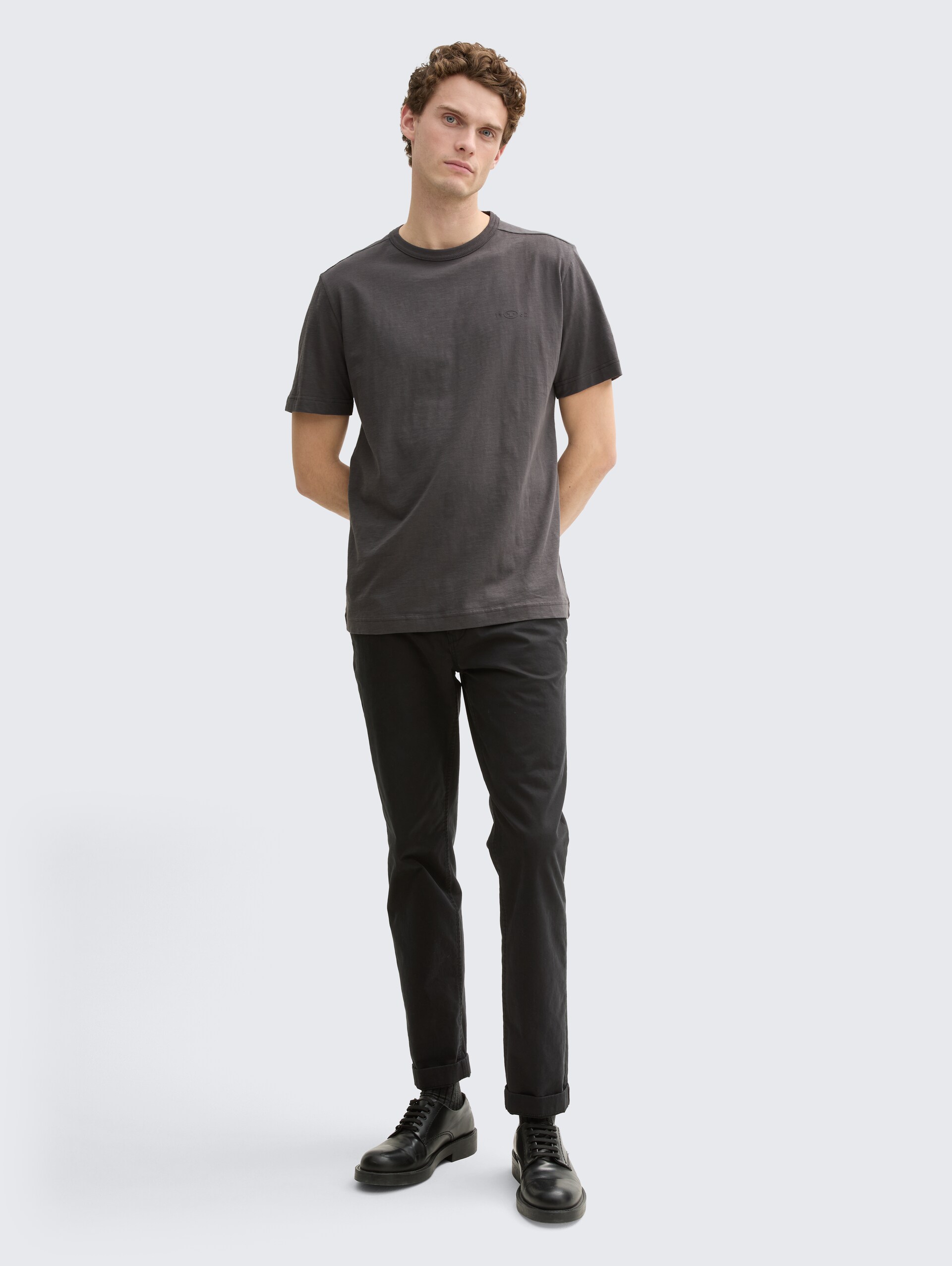 Basic T-Shirt aus Baumwolle - Tarmac Grey - Model-Vorderansicht