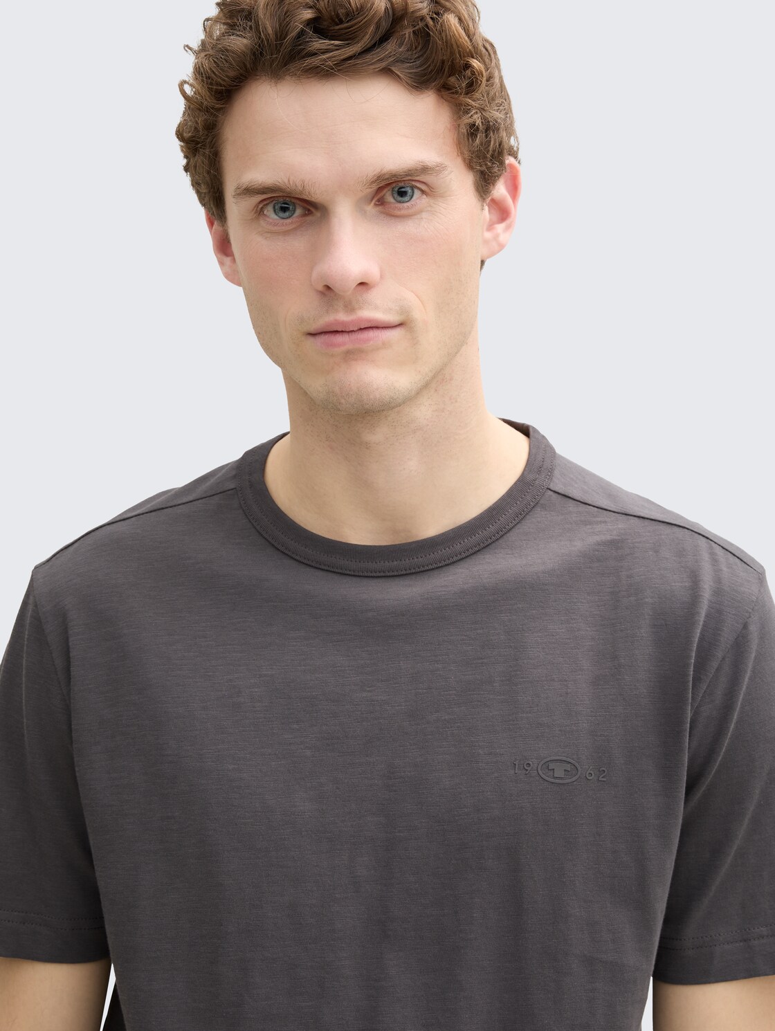 Basic T-Shirt aus Baumwolle - Tarmac Grey - Detail-Model-Ansicht