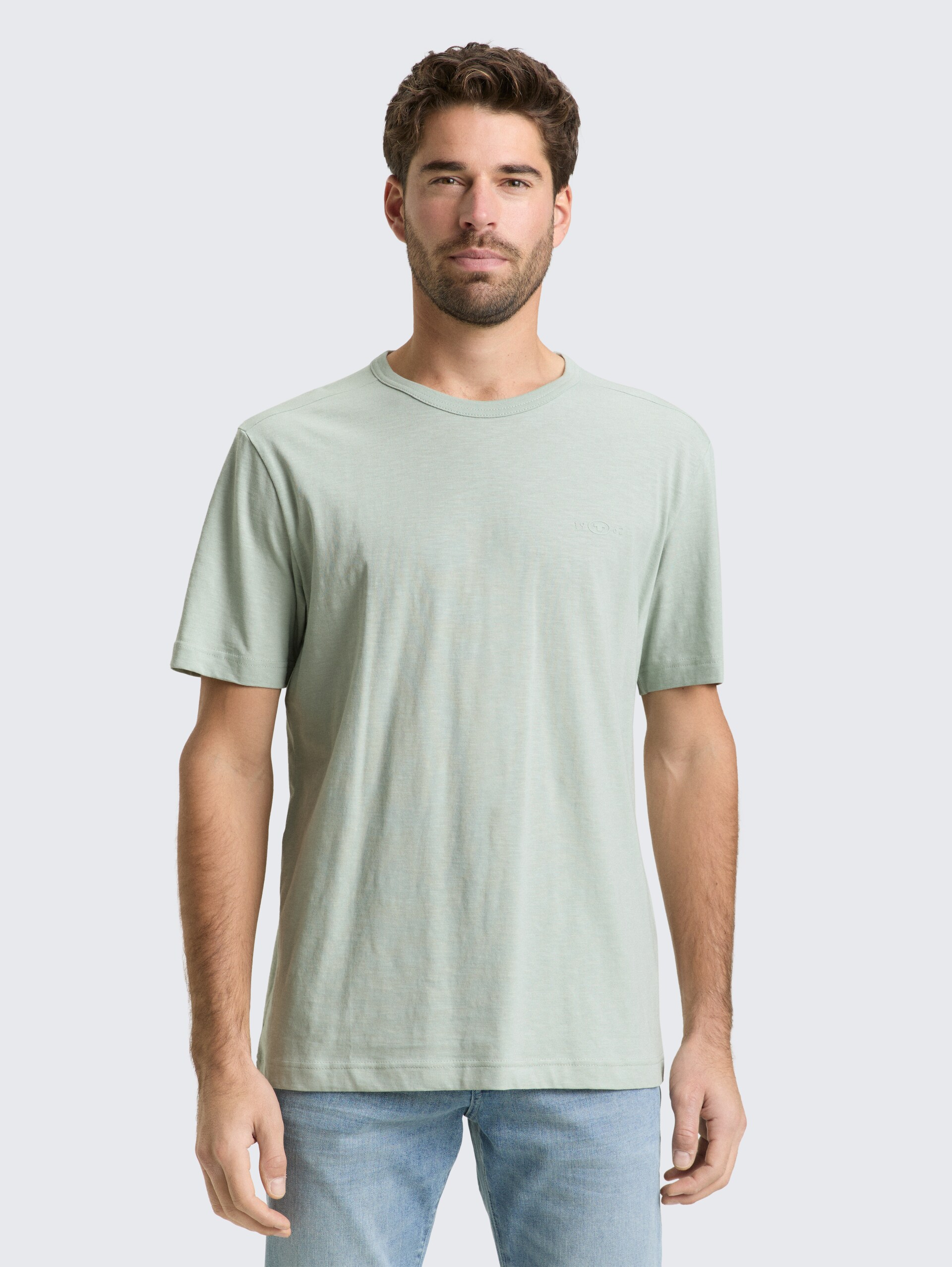 Basic T-Shirt aus Baumwolle - soft greyish green - Ausschnitt Model-Vorderansicht