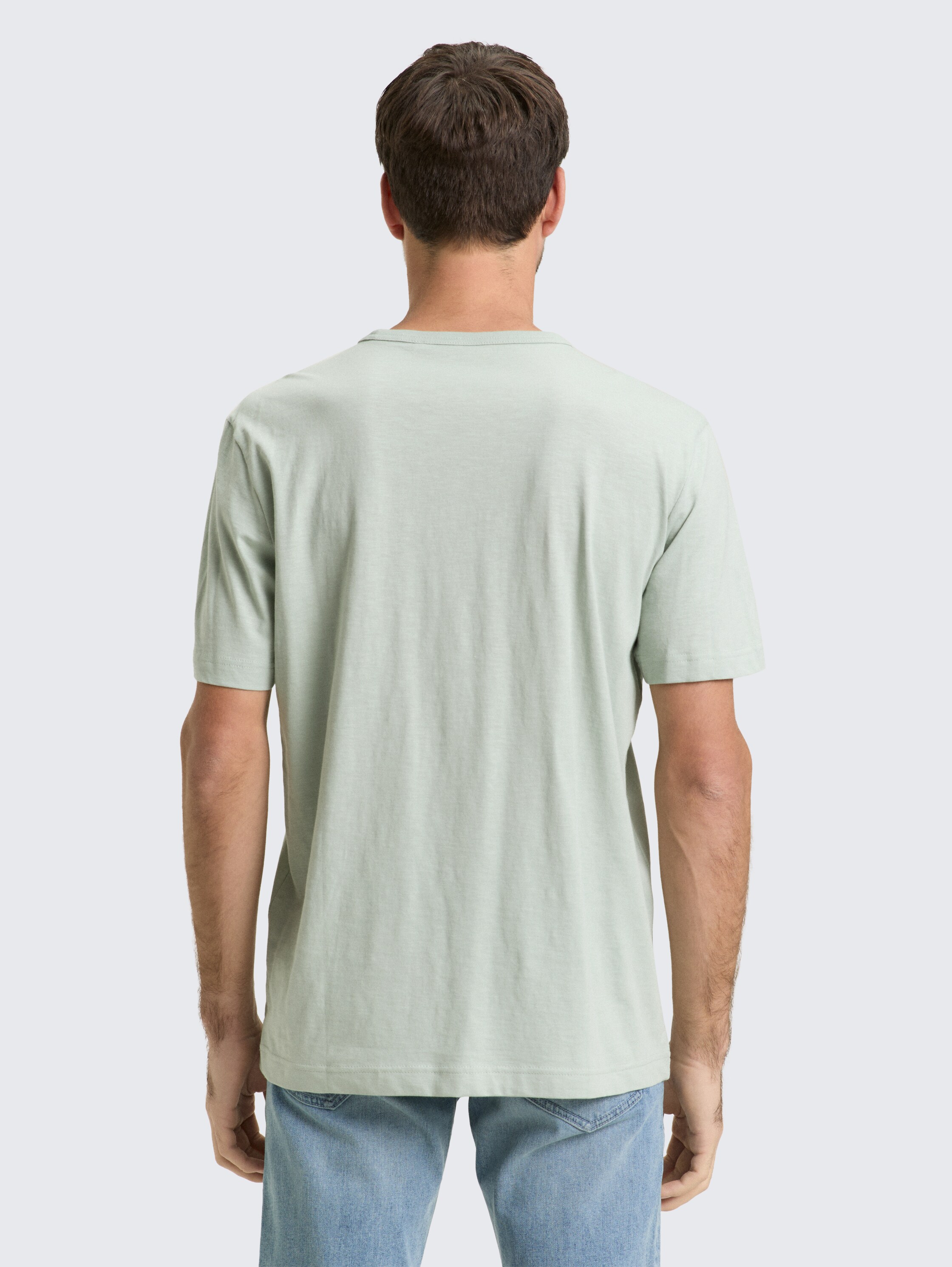 Basic T-Shirt aus Baumwolle - soft greyish green - Auschnitt Model-Rückansicht