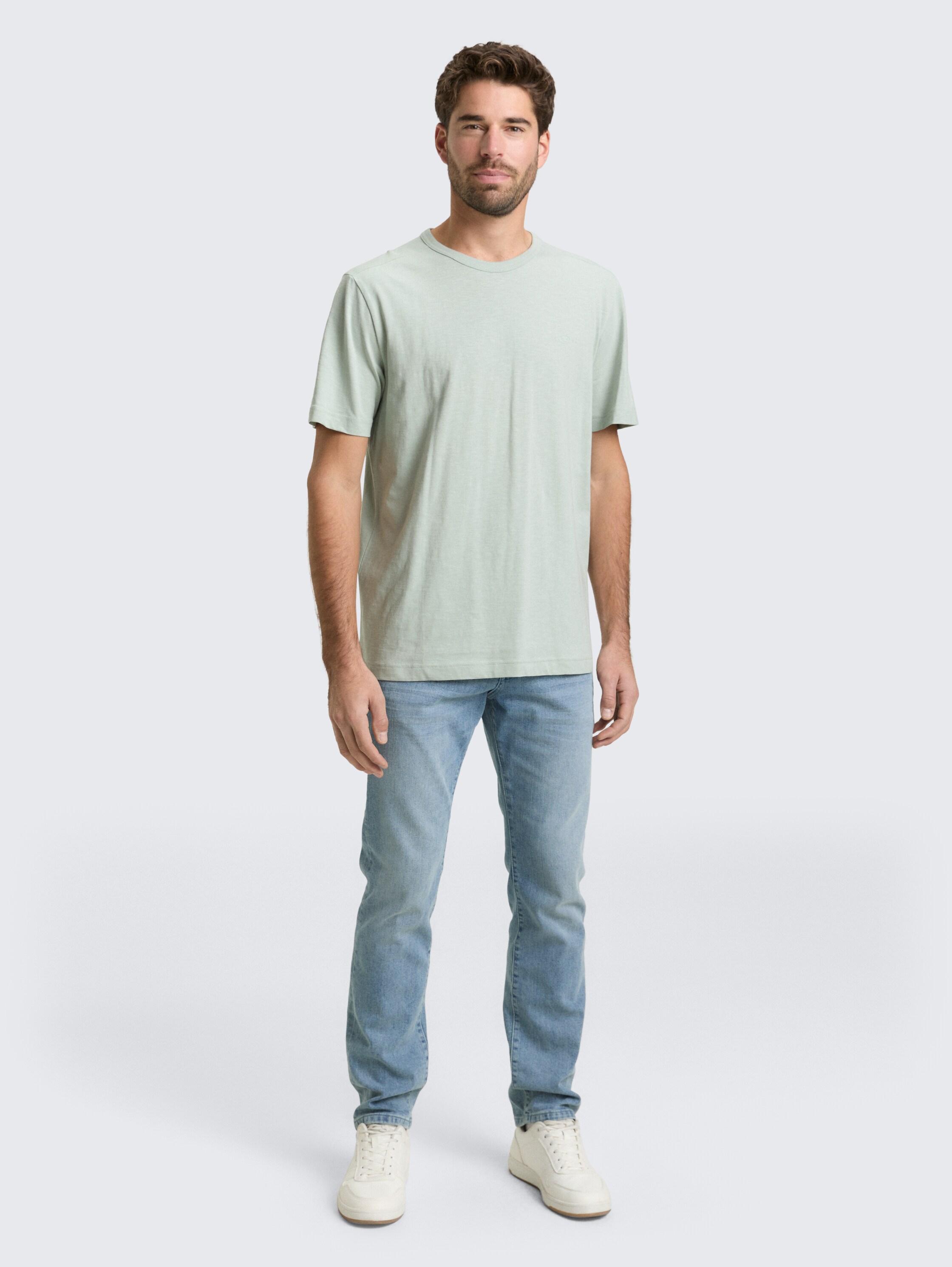 Basic T-Shirt aus Baumwolle - soft greyish green - Model-Vorderansicht