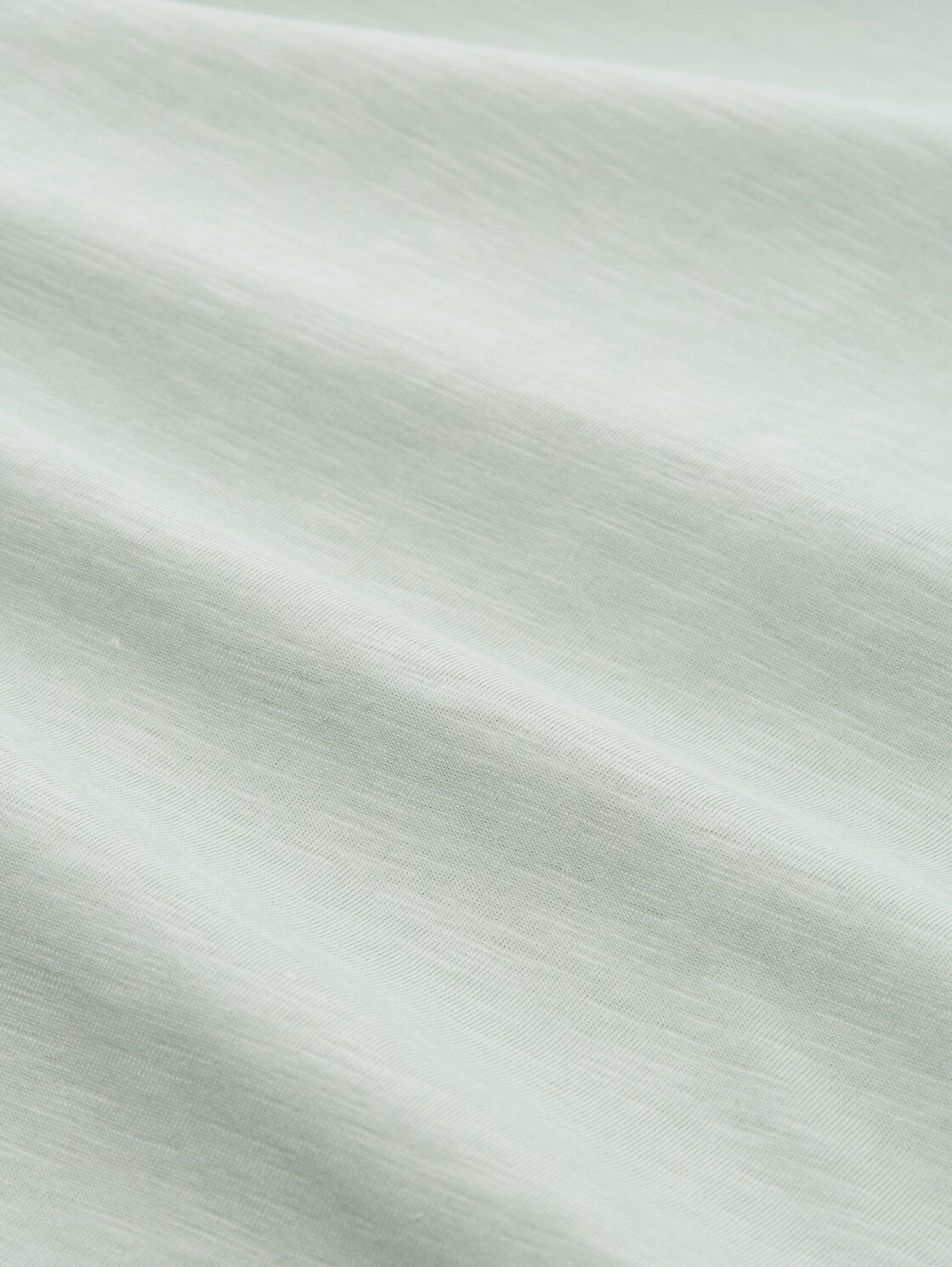 Basic T-Shirt aus Baumwolle - soft greyish green - Material-Ansicht
