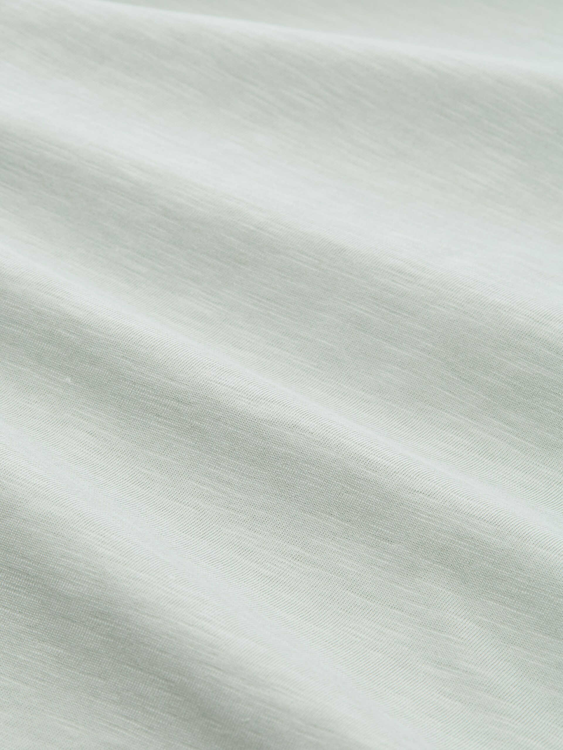 Basic T-Shirt aus Baumwolle - soft greyish green - Material-Ansicht