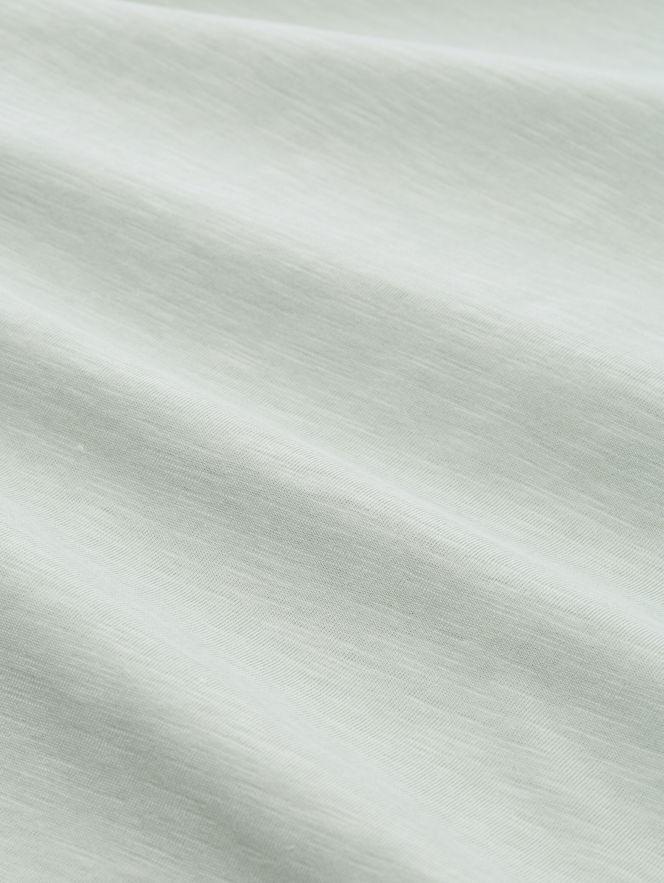 Basic T-Shirt aus Baumwolle - soft greyish green - Material-Ansicht