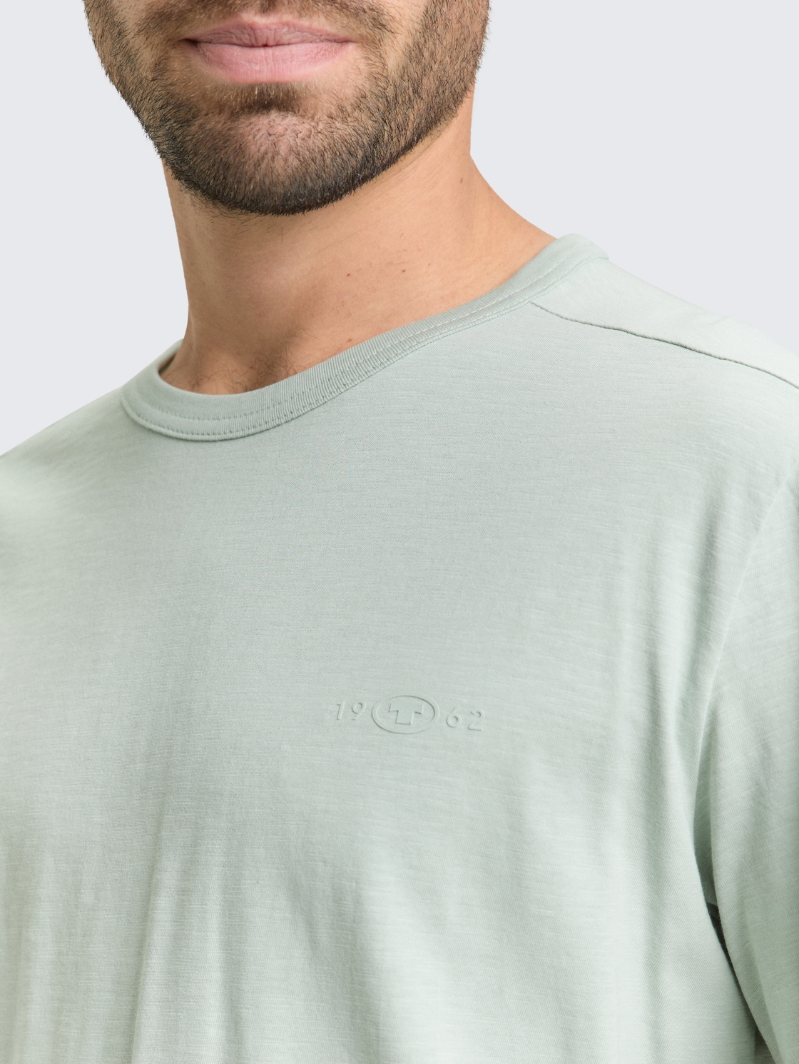 Basic T-Shirt aus Baumwolle - soft greyish green - Detail-Model-Ansicht