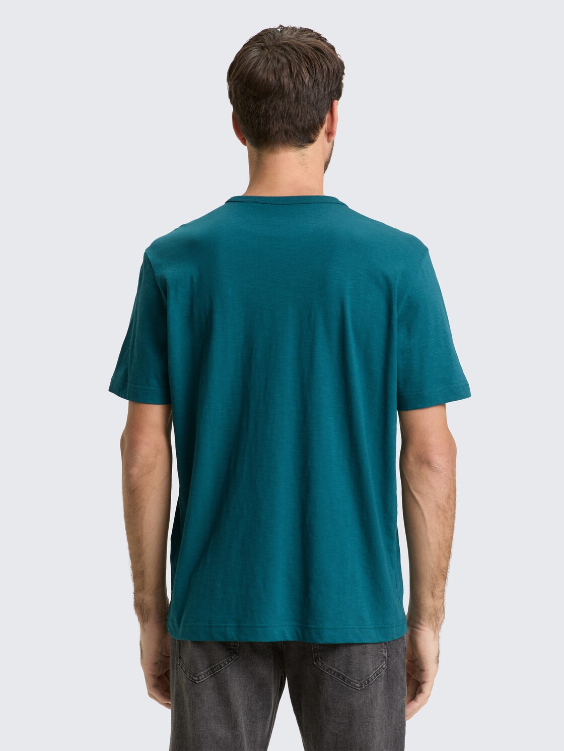 Basic T-Shirt aus Baumwolle - Deep Meadow Green - Auschnitt Model-Rückansicht