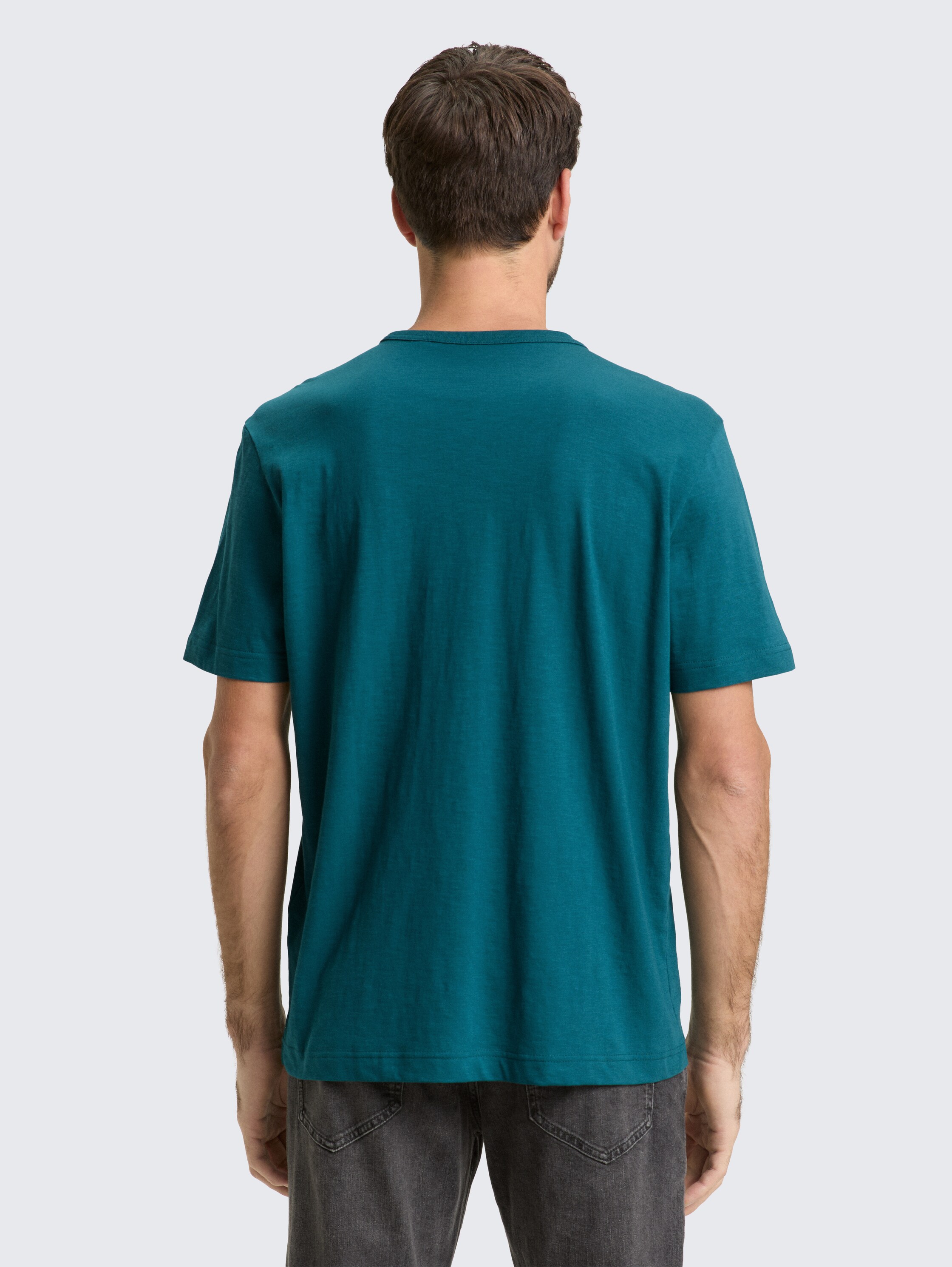 Basic T-Shirt aus Baumwolle - Deep Meadow Green - Auschnitt Model-Rückansicht