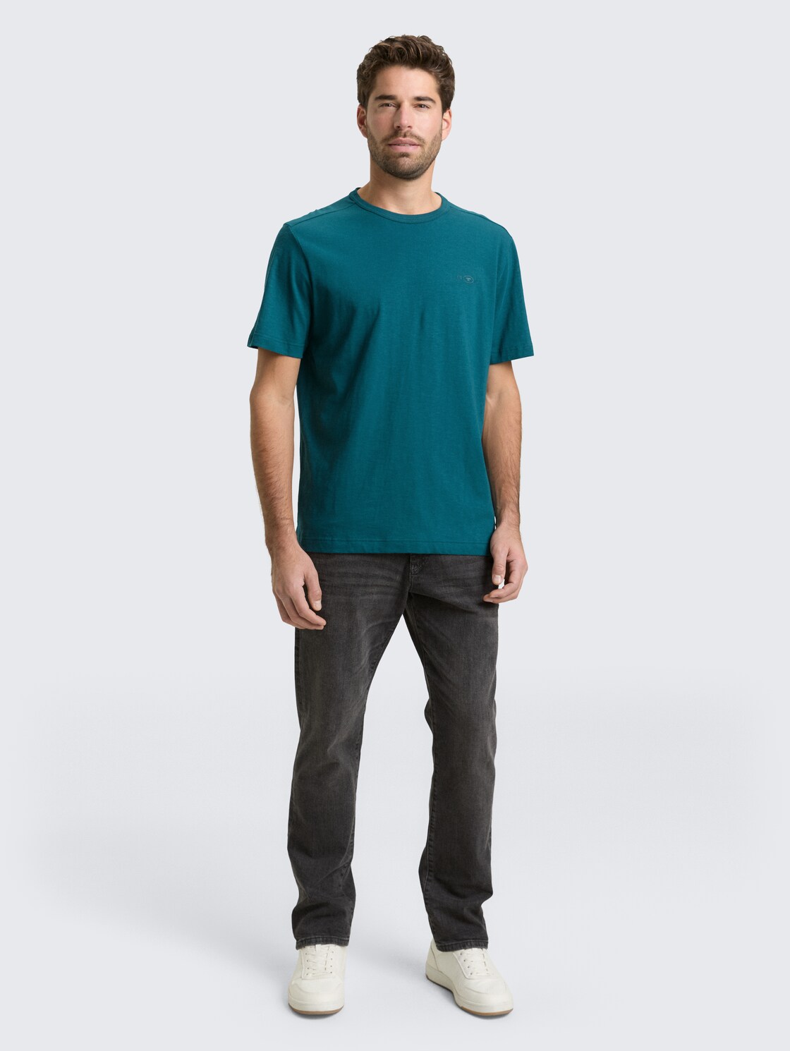 Basic T-Shirt aus Baumwolle - Deep Meadow Green - Model-Vorderansicht