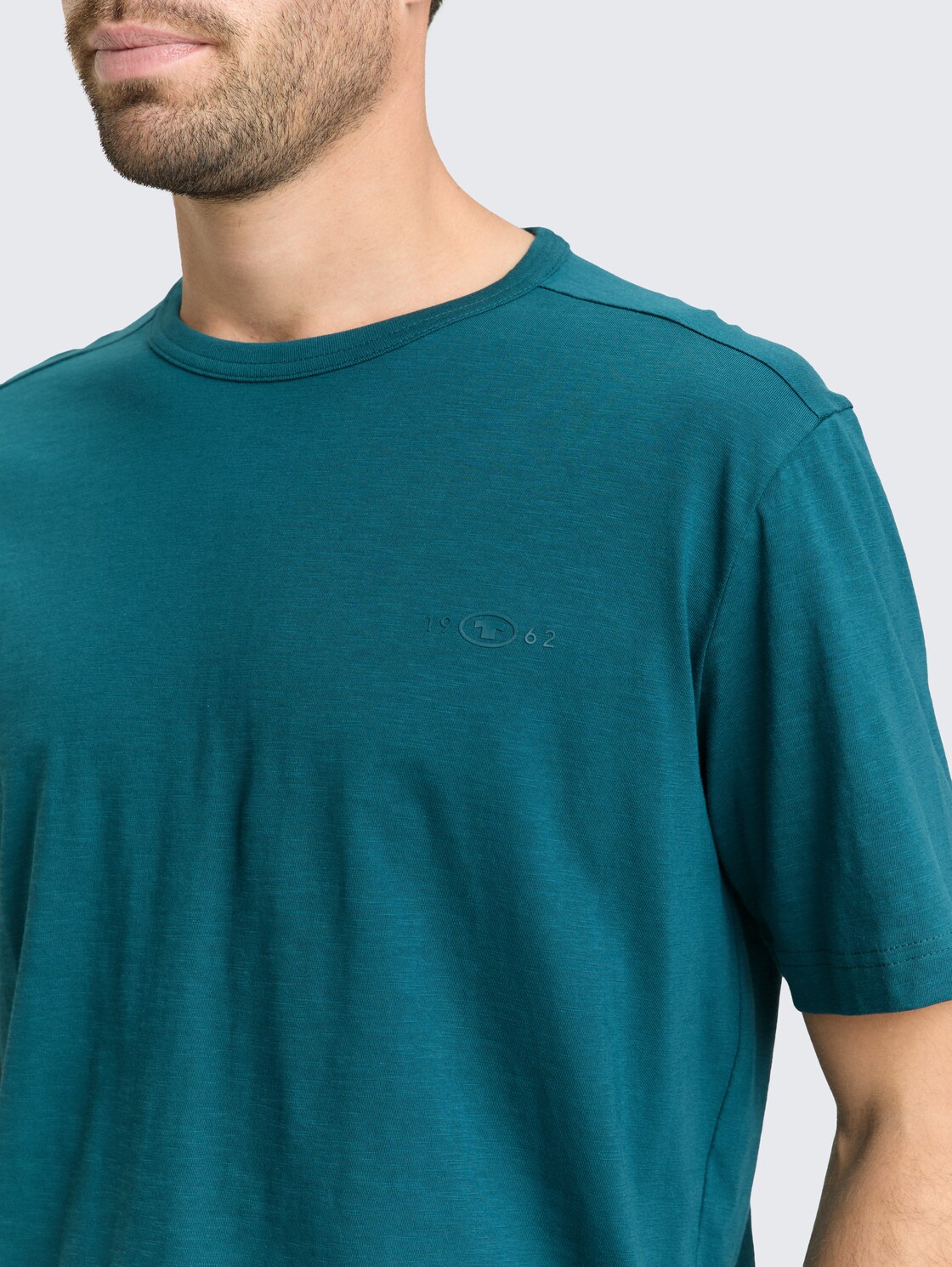 Basic T-Shirt aus Baumwolle - Deep Meadow Green - Detail-Model-Ansicht