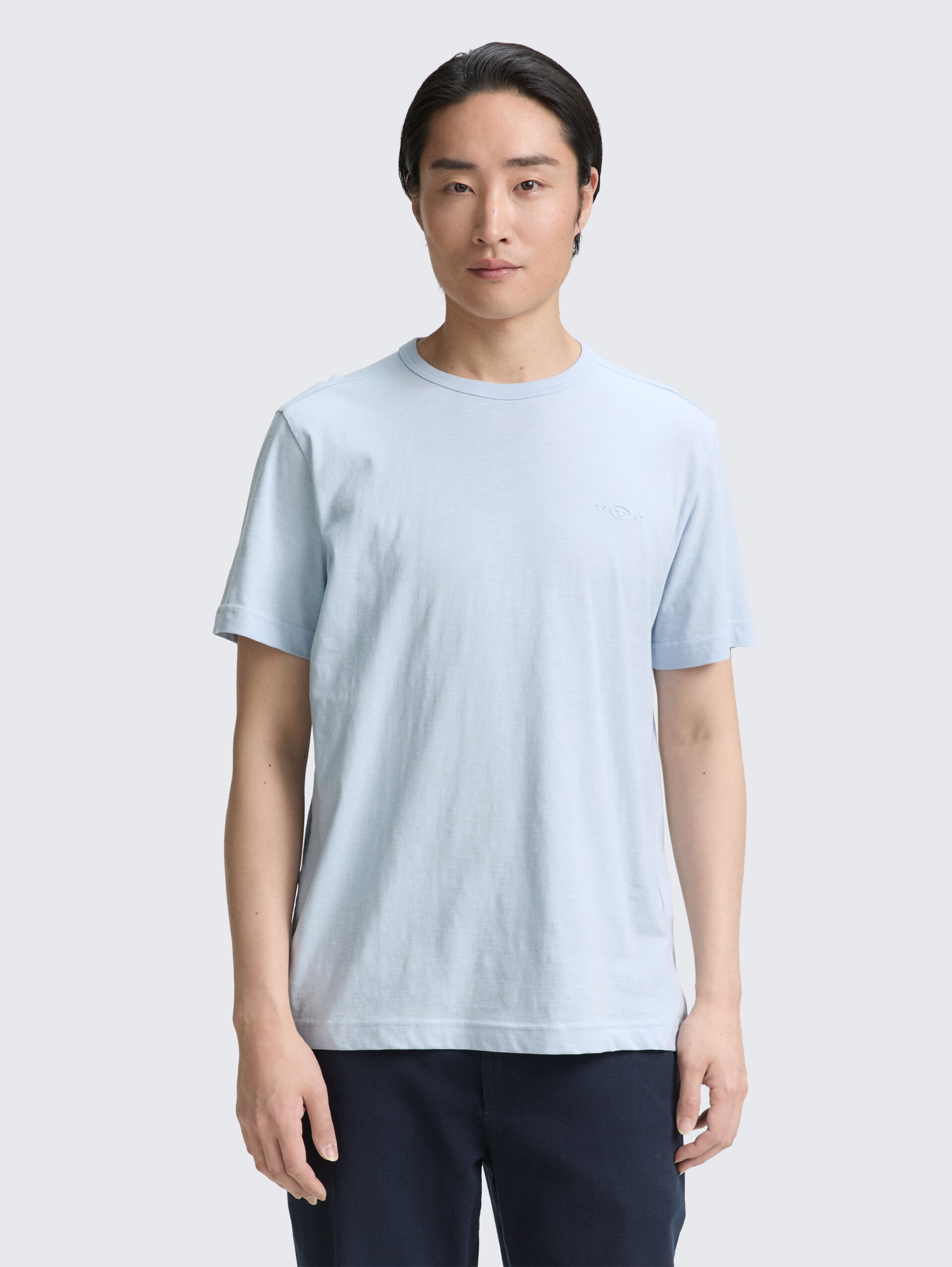 Basic T-Shirt aus Baumwolle - Light Metal Blue - Ausschnitt Model-Vorderansicht