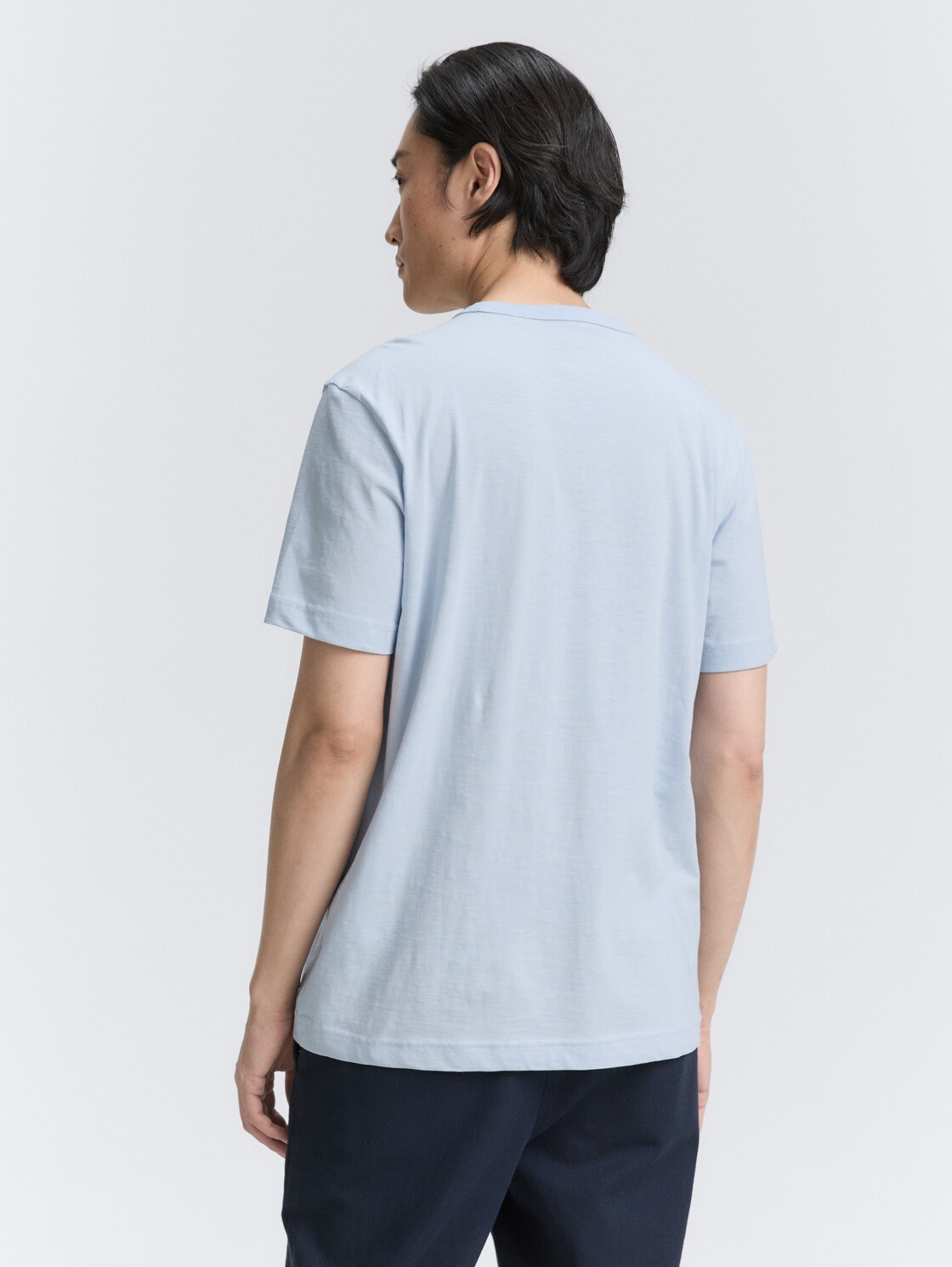 Basic T-Shirt aus Baumwolle - Light Metal Blue - Auschnitt Model-Rückansicht