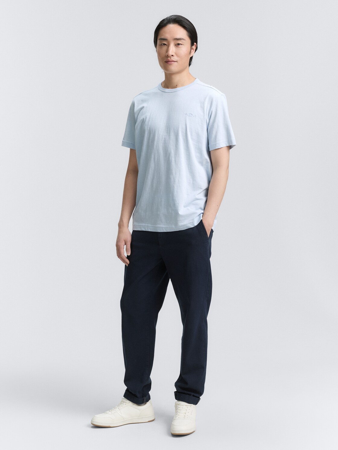 Basic T-Shirt aus Baumwolle - Light Metal Blue - Model-Vorderansicht