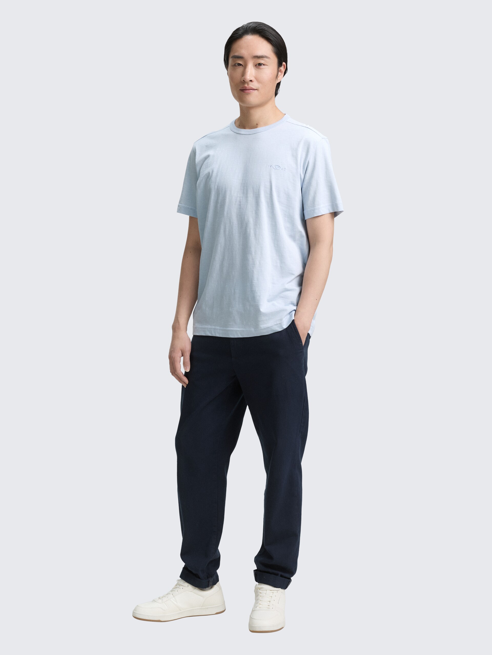 Basic T-Shirt aus Baumwolle - Light Metal Blue - Model-Vorderansicht