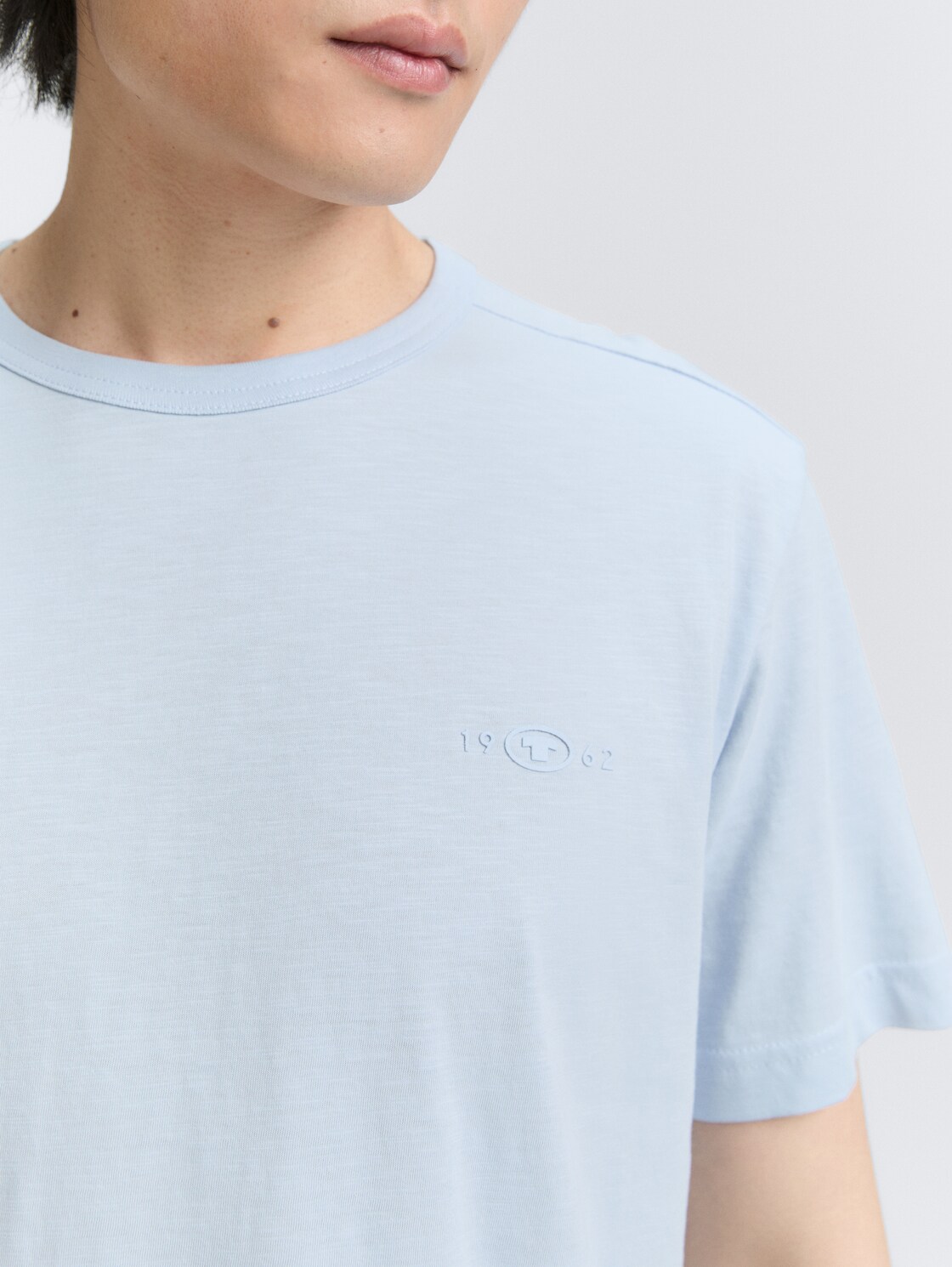 Basic T-Shirt aus Baumwolle - Light Metal Blue - Detail-Model-Ansicht