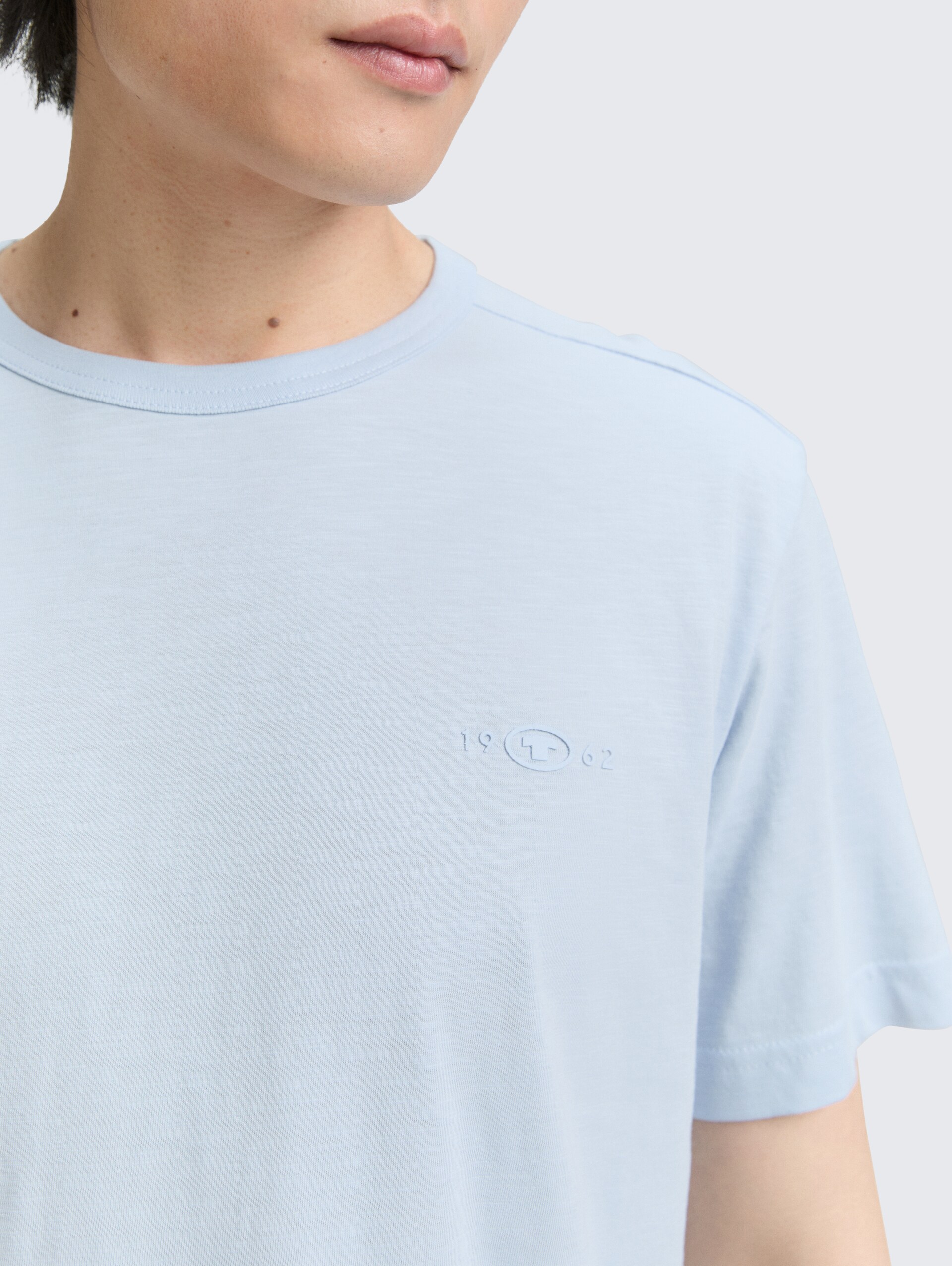Basic T-Shirt aus Baumwolle - Light Metal Blue - Detail-Model-Ansicht