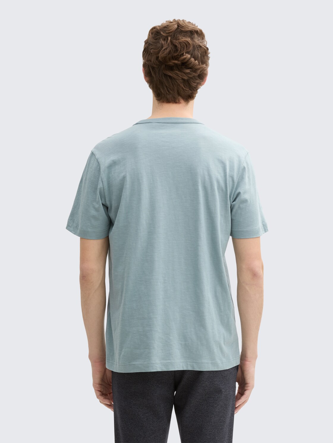 Basic T-Shirt aus Baumwolle - grey mint - Auschnitt Model-Rückansicht