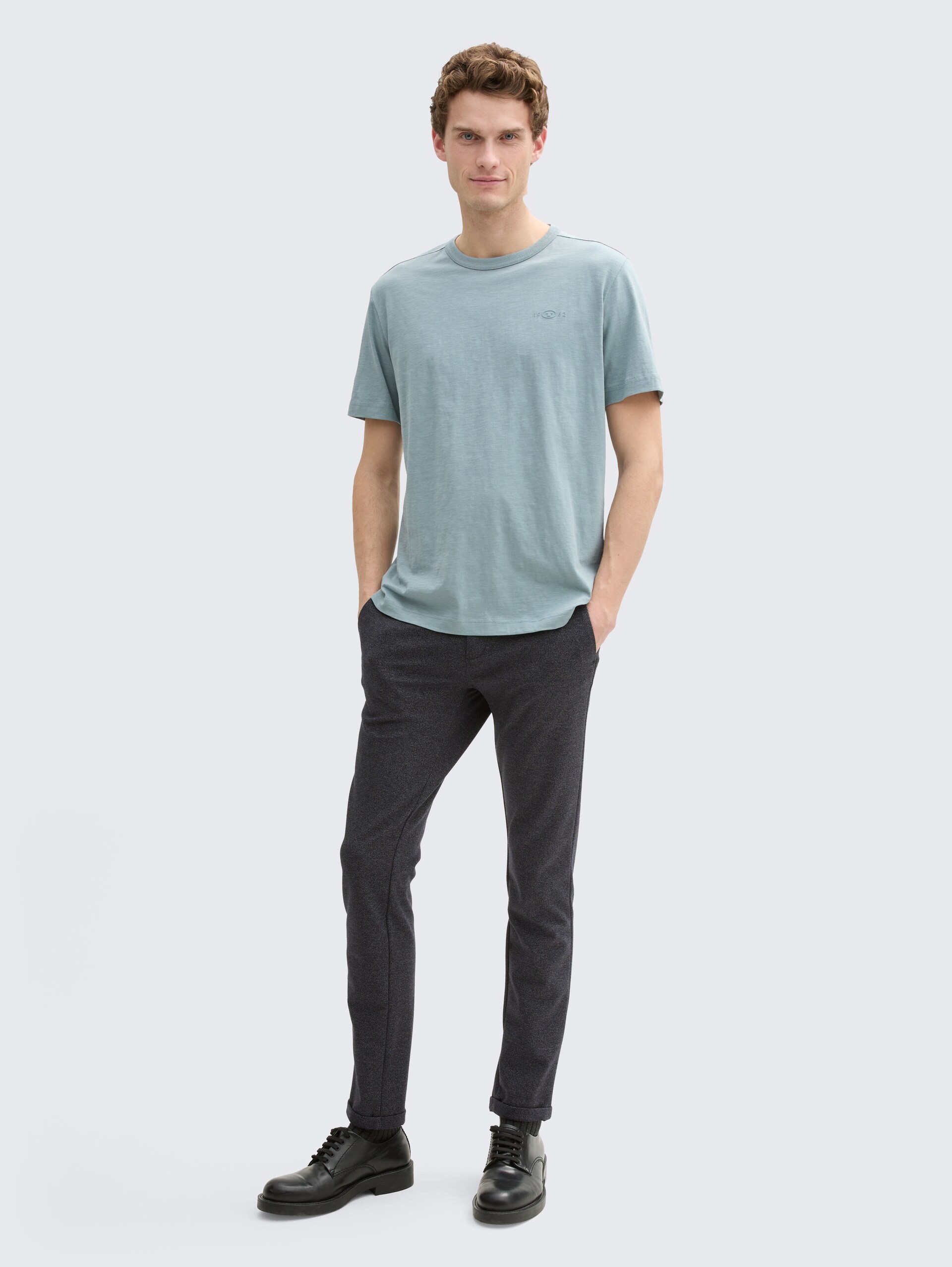 Basic T-Shirt aus Baumwolle - grey mint - Model-Vorderansicht