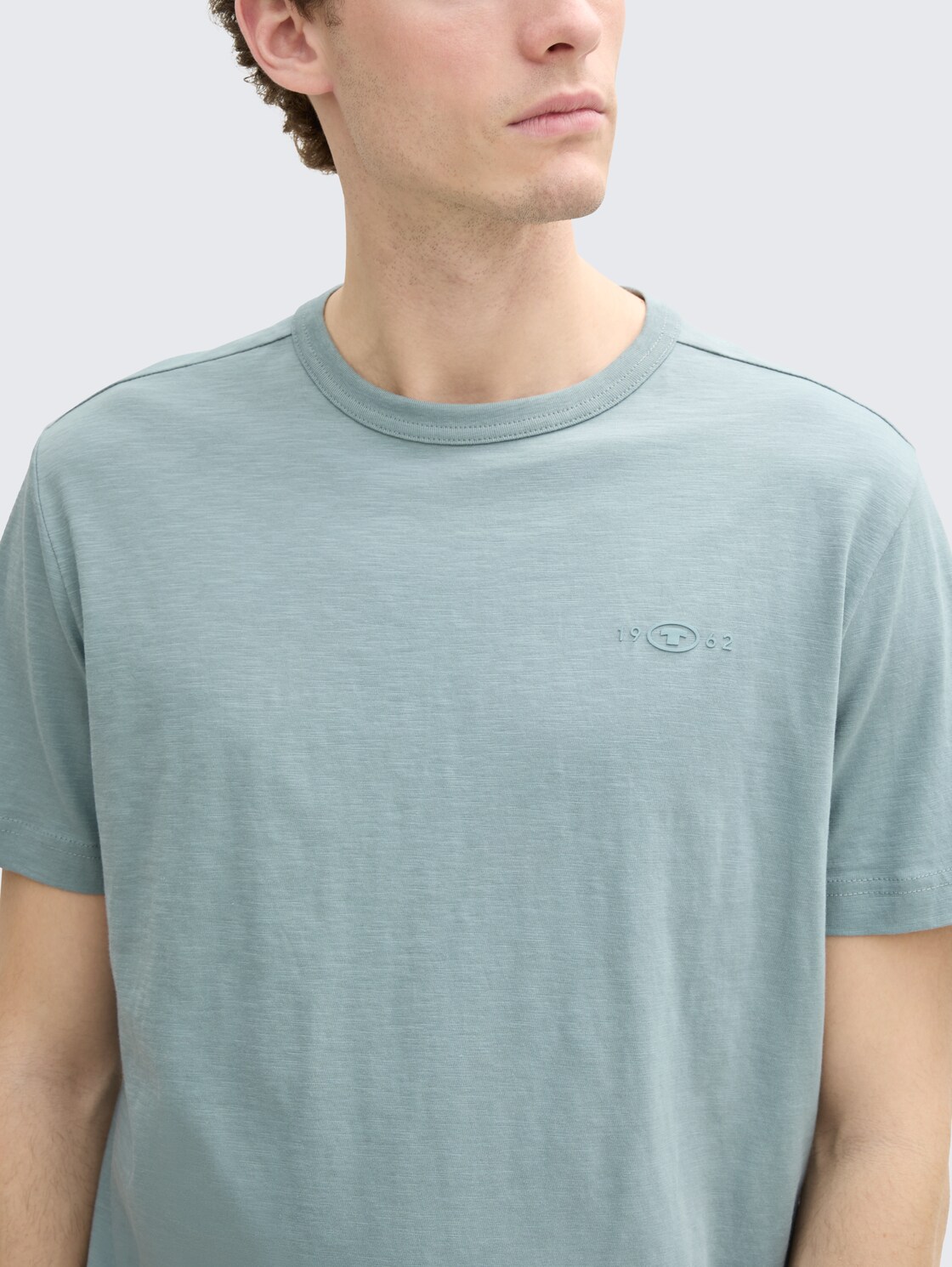 Basic T-Shirt aus Baumwolle - grey mint - Detail-Model-Ansicht