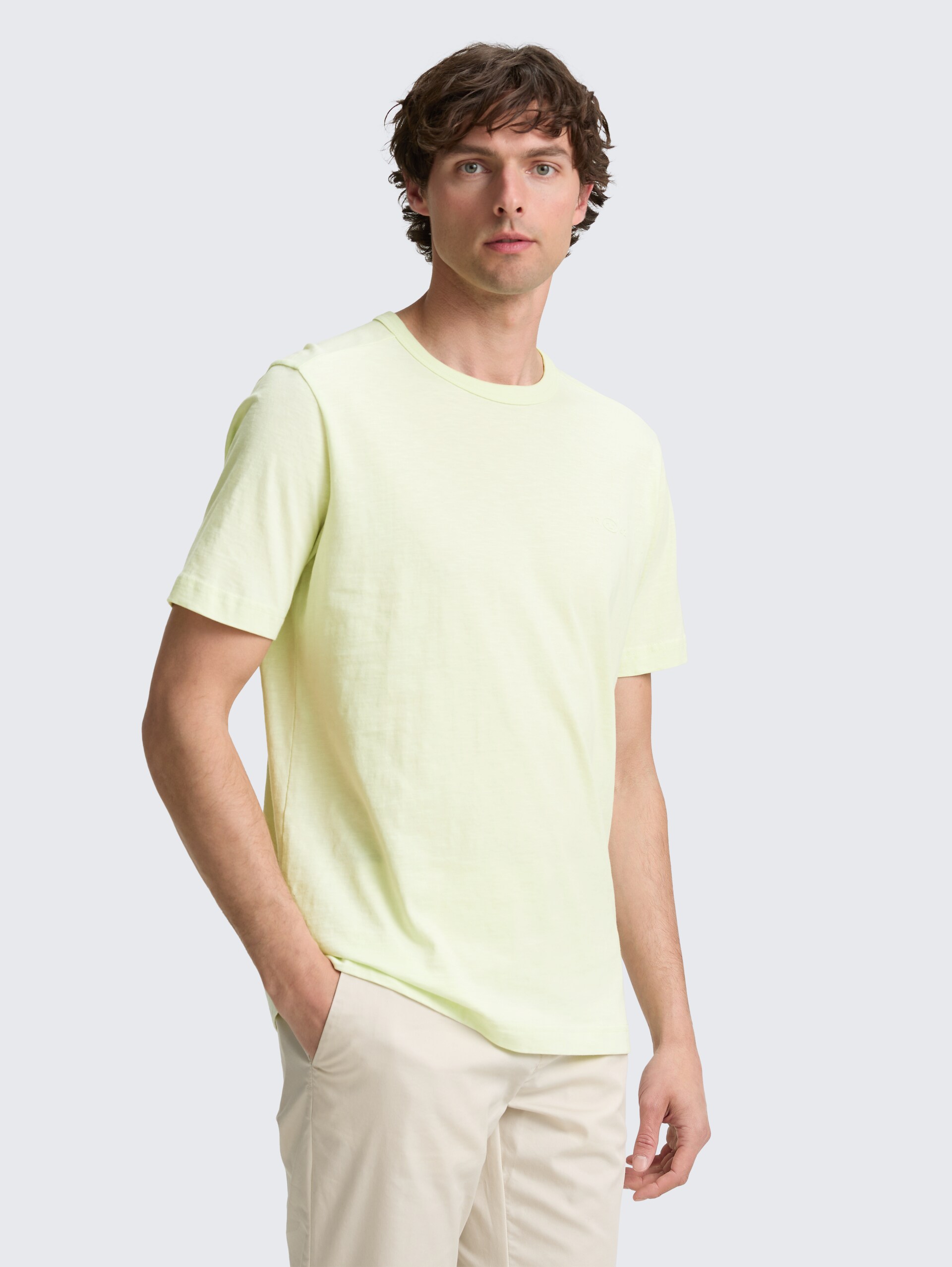 Basic T-Shirt aus Baumwolle - lime cream green - Ausschnitt Model-Vorderansicht