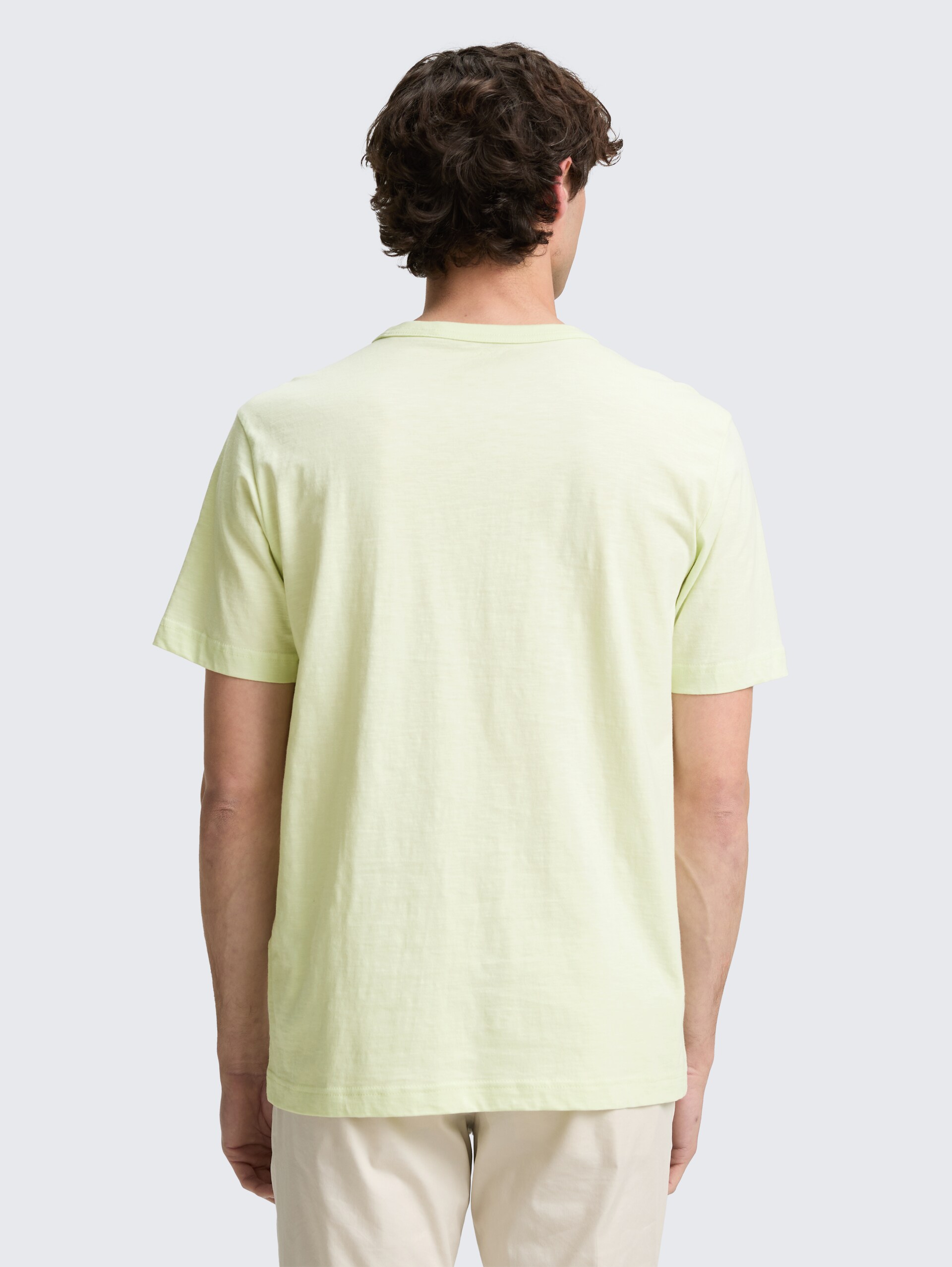 Basic T-Shirt aus Baumwolle - lime cream green - Auschnitt Model-Rückansicht