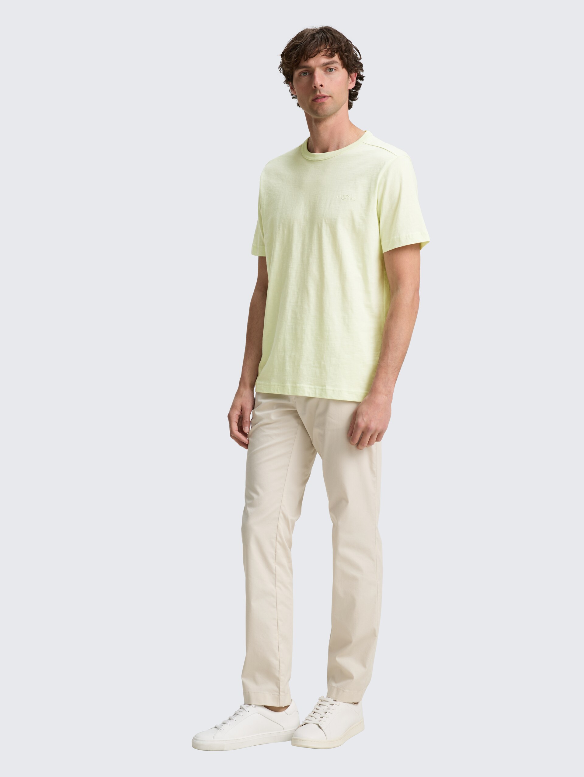 Basic T-Shirt aus Baumwolle - lime cream green - Model-Vorderansicht