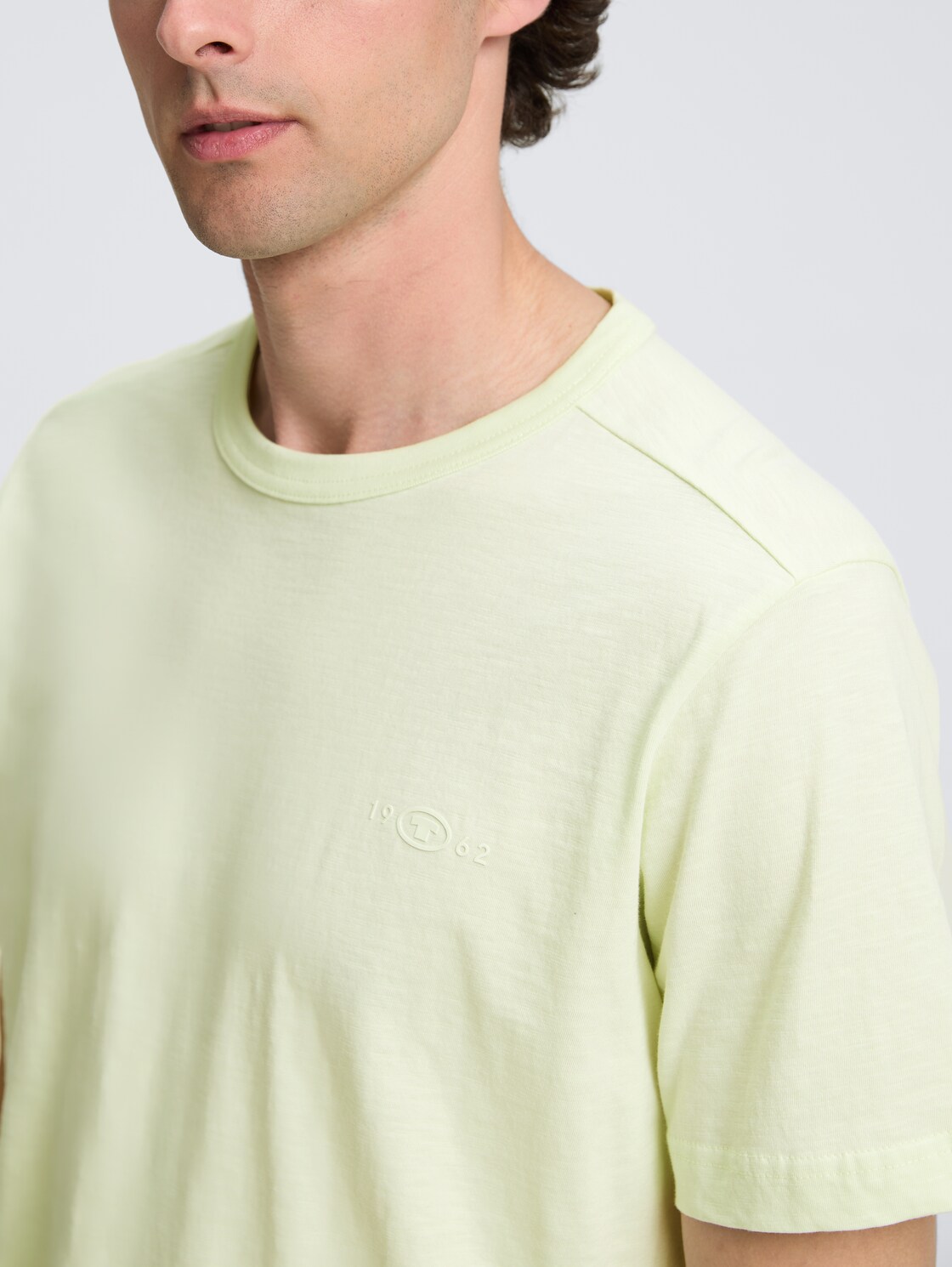 Basic T-Shirt aus Baumwolle - lime cream green - Detail-Model-Ansicht