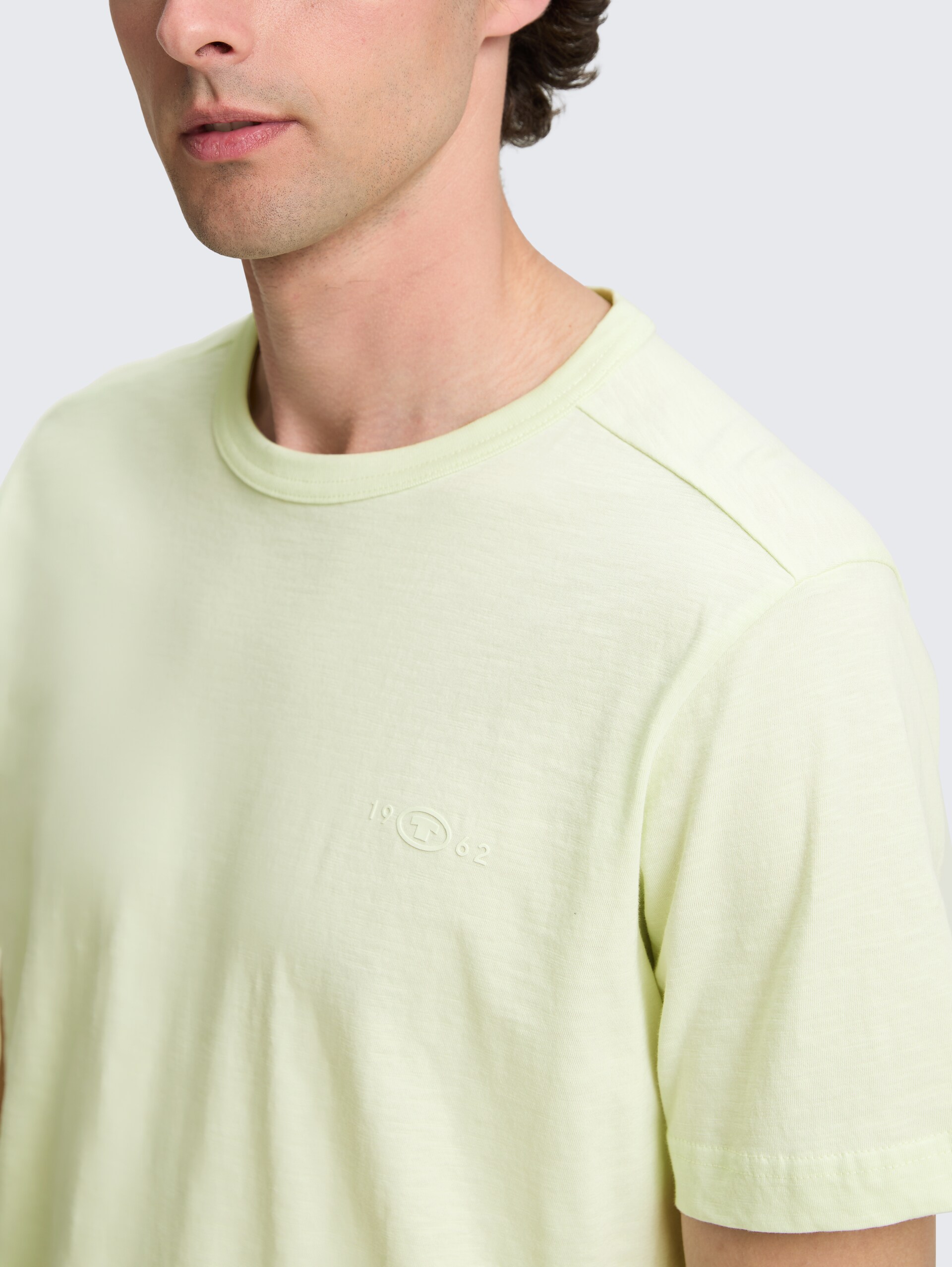 Basic T-Shirt aus Baumwolle - lime cream green - Detail-Model-Ansicht