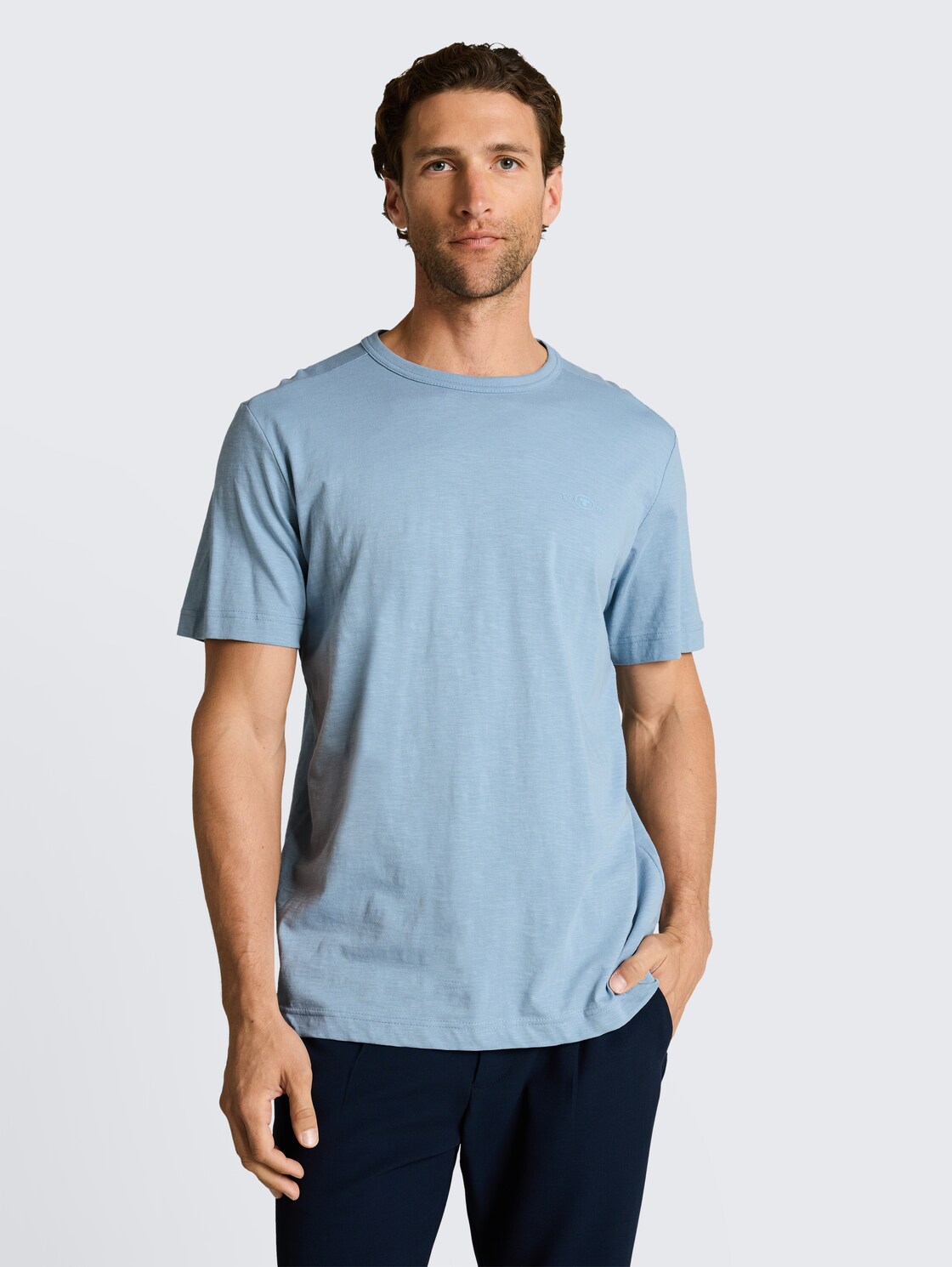 Basic T-Shirt aus Baumwolle - mountain spring blue - Ausschnitt Model-Vorderansicht