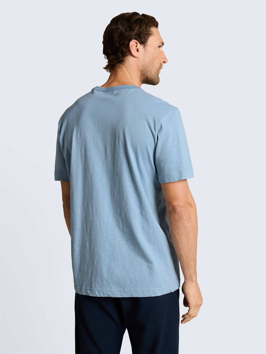 Basic T-Shirt aus Baumwolle - mountain spring blue - Auschnitt Model-Rückansicht