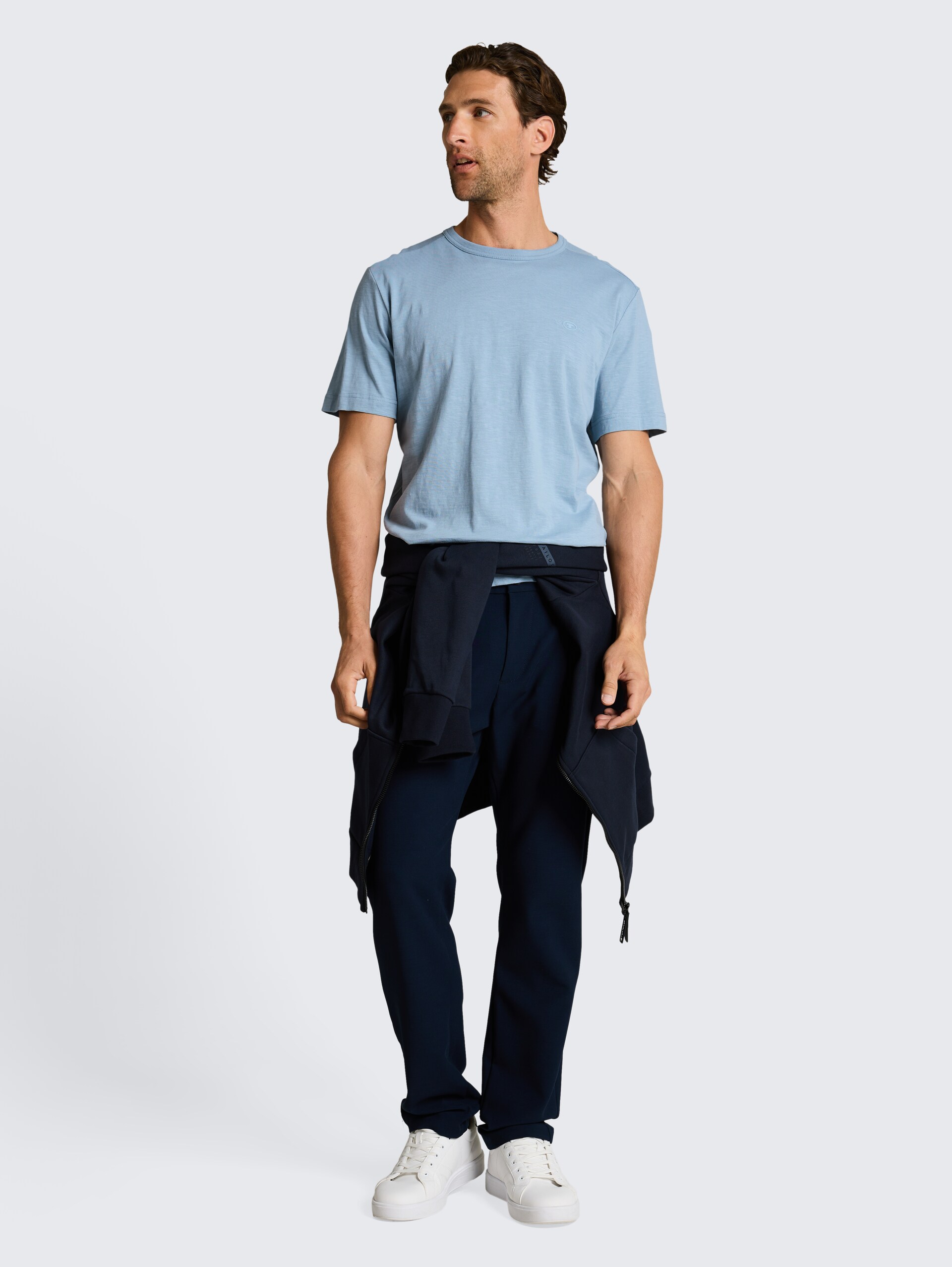 Basic T-Shirt aus Baumwolle - mountain spring blue - Model-Vorderansicht