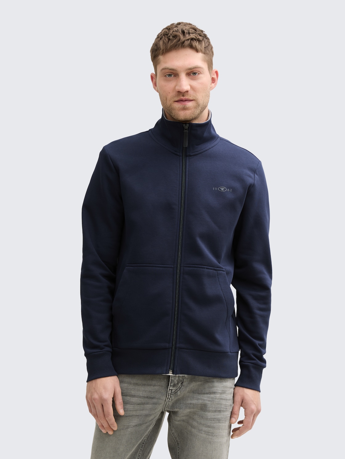 Sweatjacke mit Stehkragen - sky captain blue - Ausschnitt Model-Vorderansicht