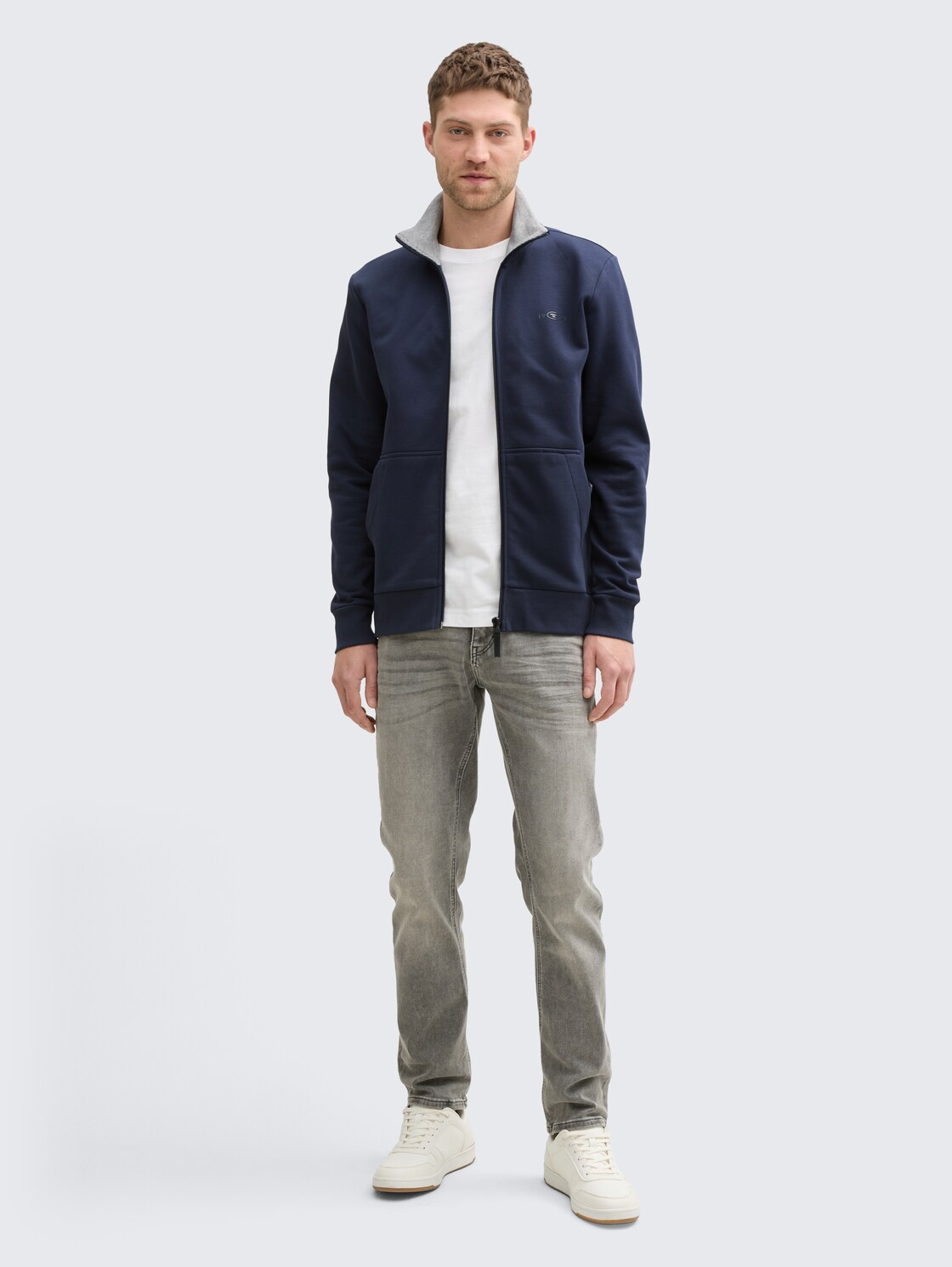 Sweatjacke mit Stehkragen - sky captain blue - Model-Vorderansicht