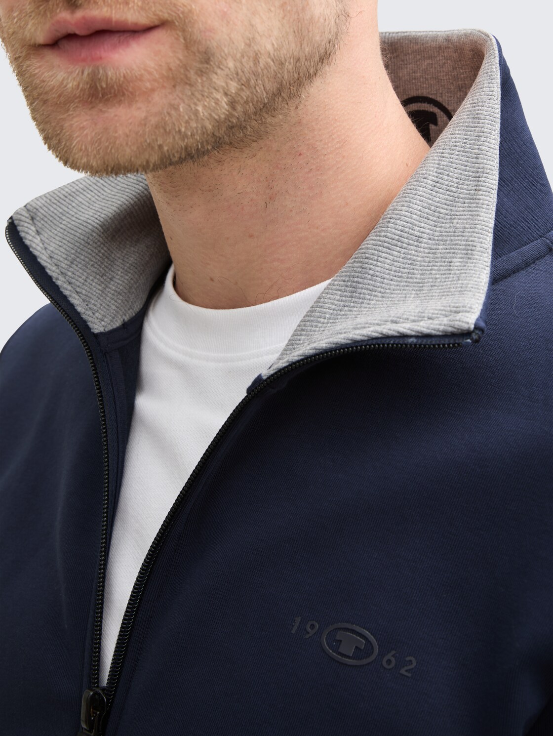 Sweatjacke mit Stehkragen - sky captain blue - Detail-Model-Ansicht